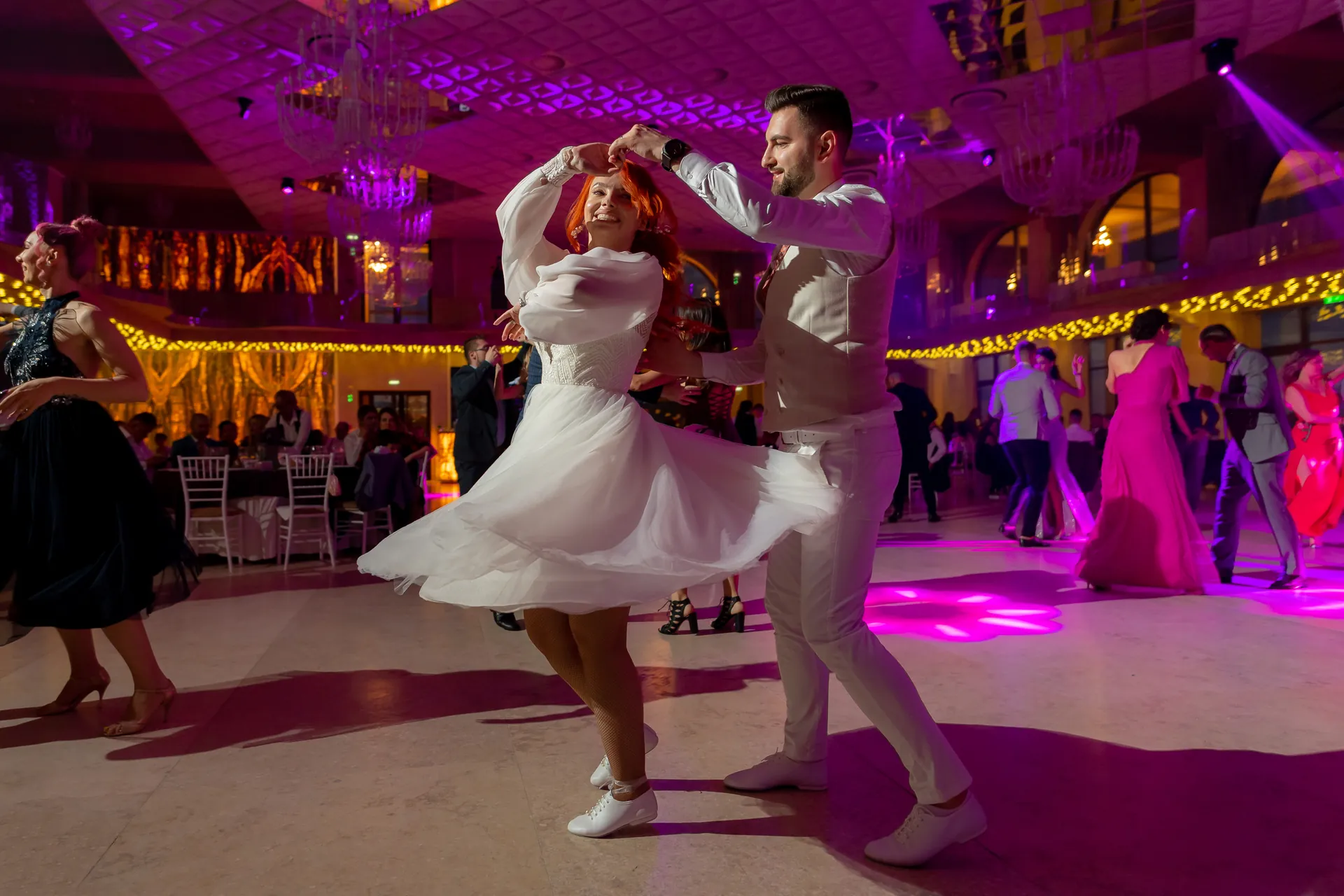 Flavia & Cipri — nunta wonderland cluj flavia cipri cuplu dans violet mireasa invarte — fotograf nuntă