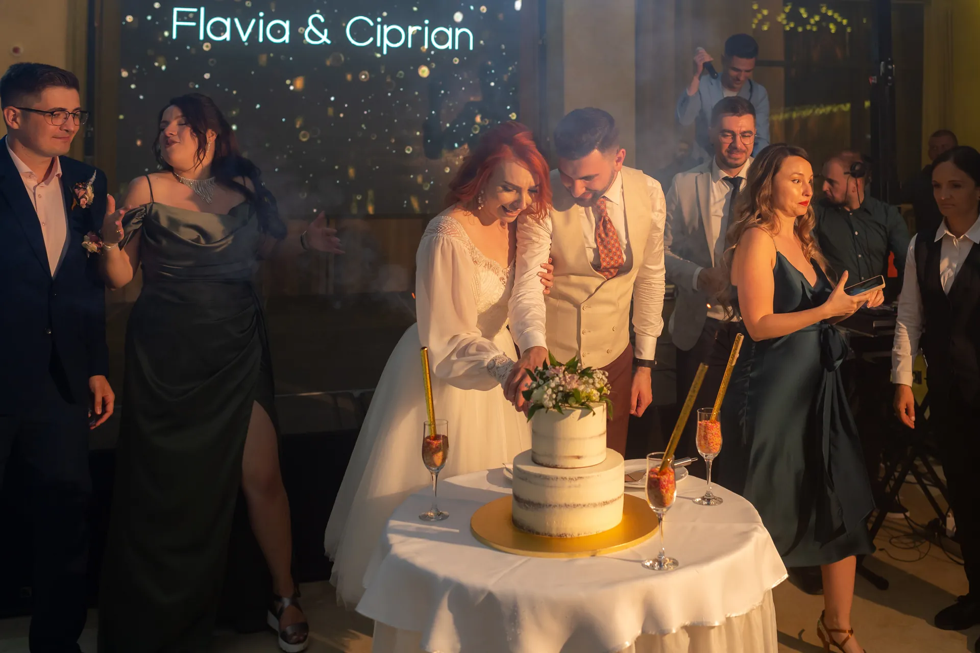 Flavia & Cipri — nunta wonderland cluj flavia cipri tort neon sparklers cuplu — fotograf nuntă