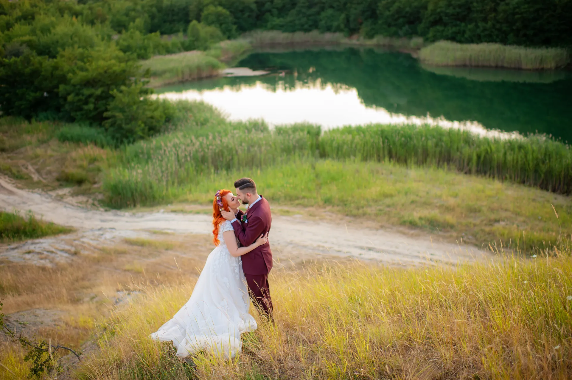 Flavia & Cipri — nunta wonderland cluj flavia cipri sarut deal lac smarald peisaj — fotograf nuntă