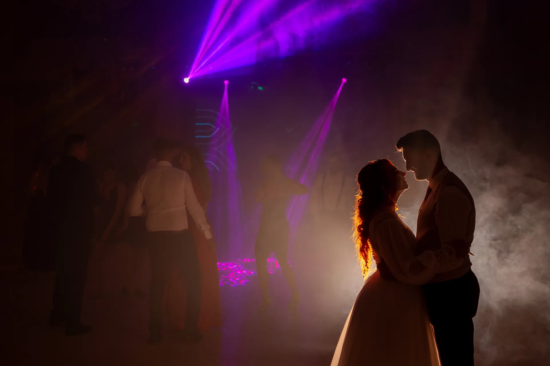 Flavia & Cipri — nunta wonderland cluj flavia cipri miri silueta lumini violet final — fotograf nuntă
