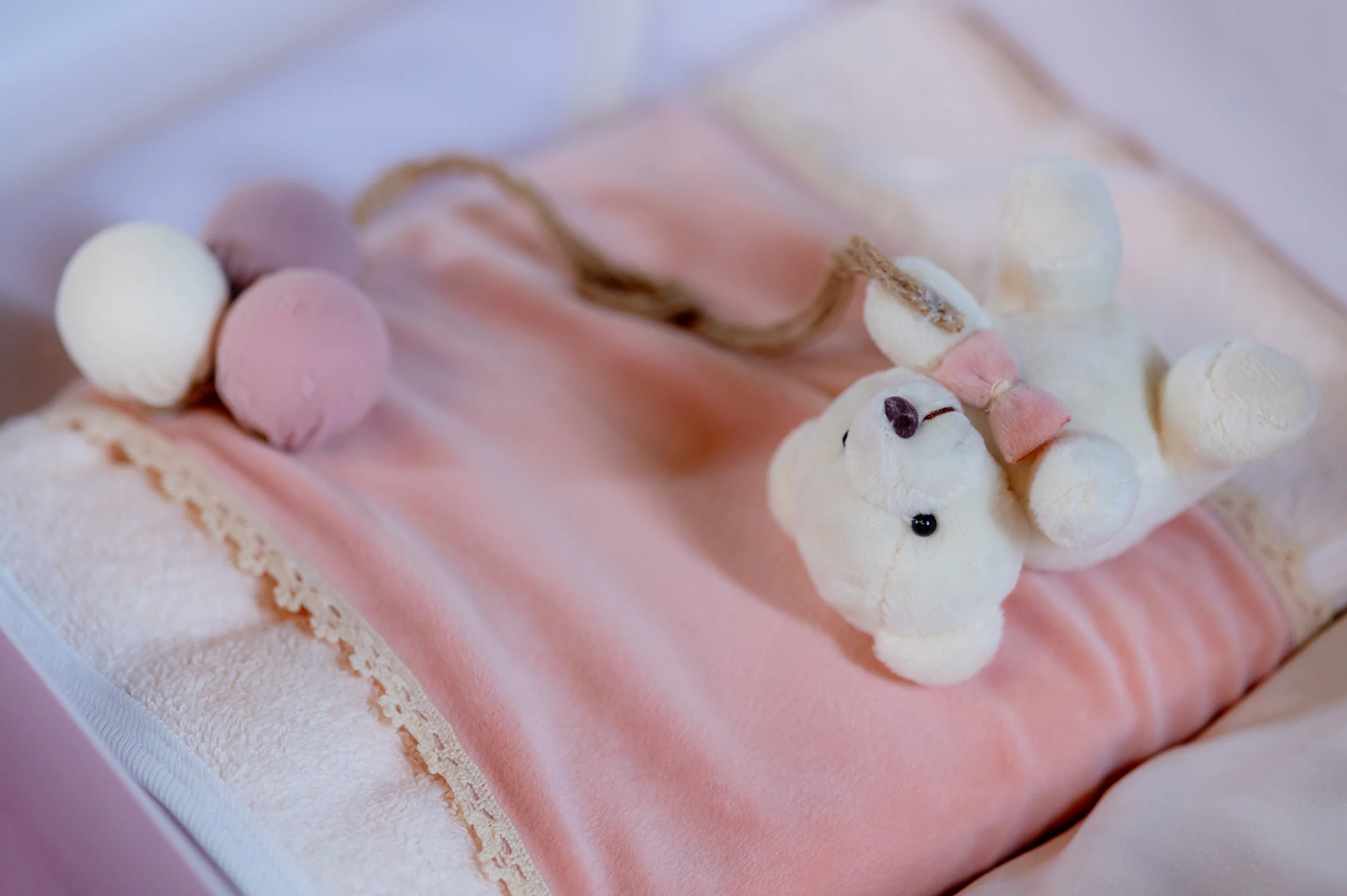 Botezul Fridei — botez frida bruto cluj trousseau prosop pamponi roz detaliu pat — fotograf botez