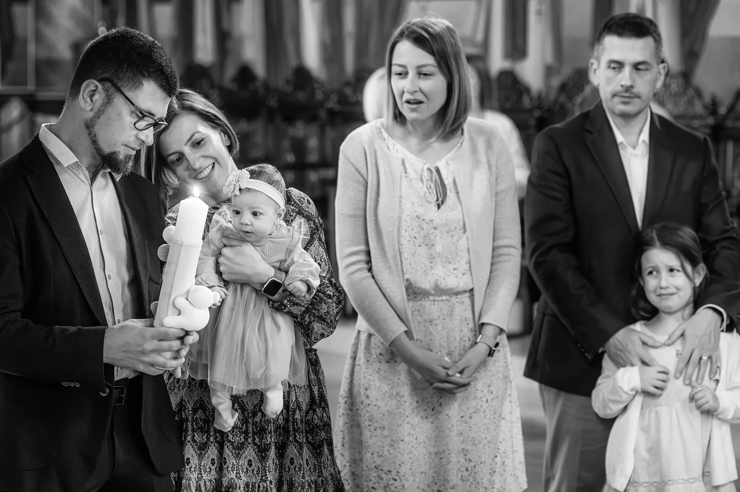 Botezul Fridei — botez frida bruto cluj bw familie lumanare frida bratele mamei — fotograf botez