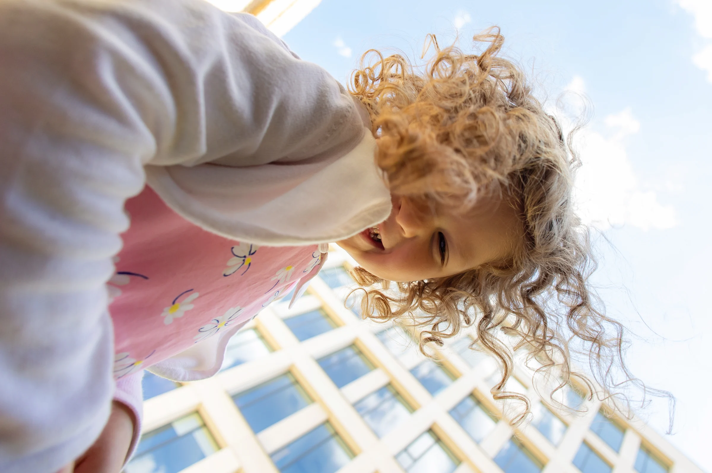 Botezul Fridei — botez frida bruto cluj low angle fetita curly cer bruto playful — fotograf botez