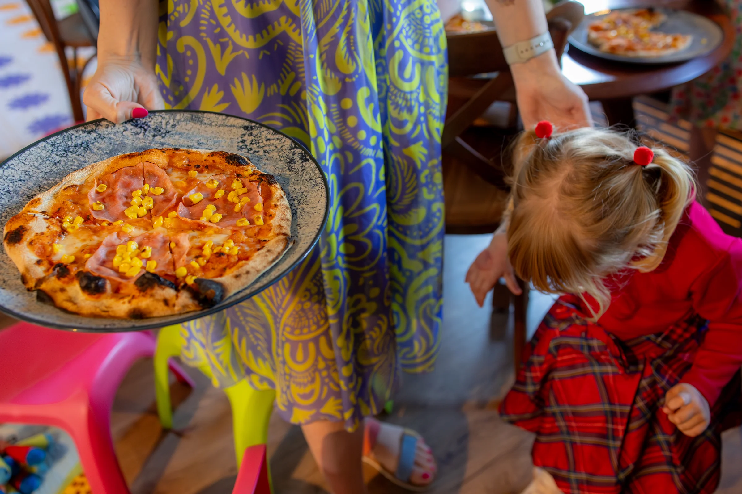 Botezul Fridei — botez frida bruto cluj fetita pizza rochita rosie bruto candid — fotograf botez