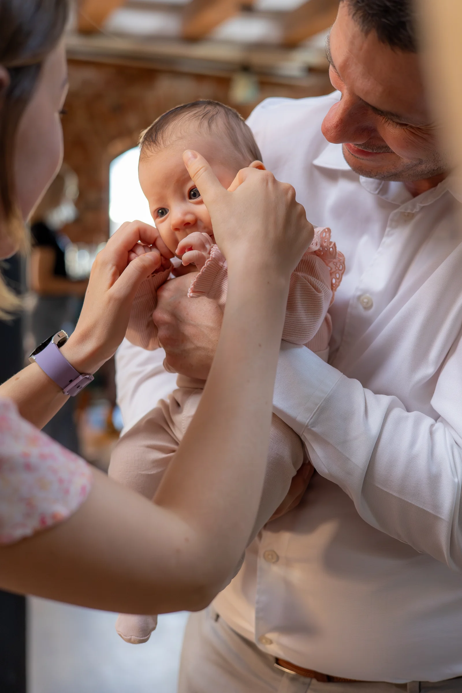 Botezul Fridei — botez frida bruto cluj parinti tata tine frida mama mana fata tandretee pura — fotograf botez