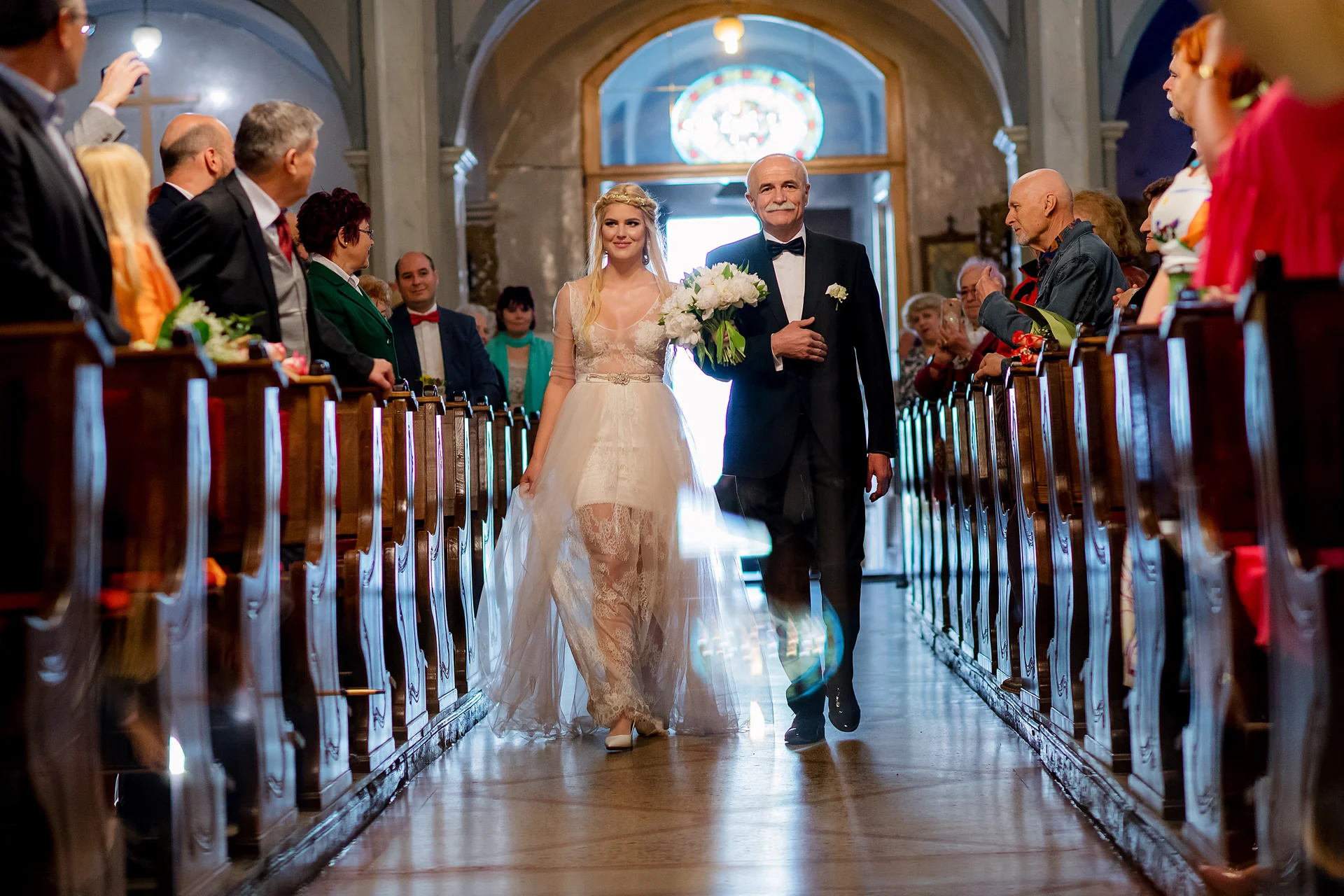 Gabriela & Vlad — nunta wonderland cluj grande vista mireasa tata intrare biserica ortodoxa cluj — fotograf nuntă
