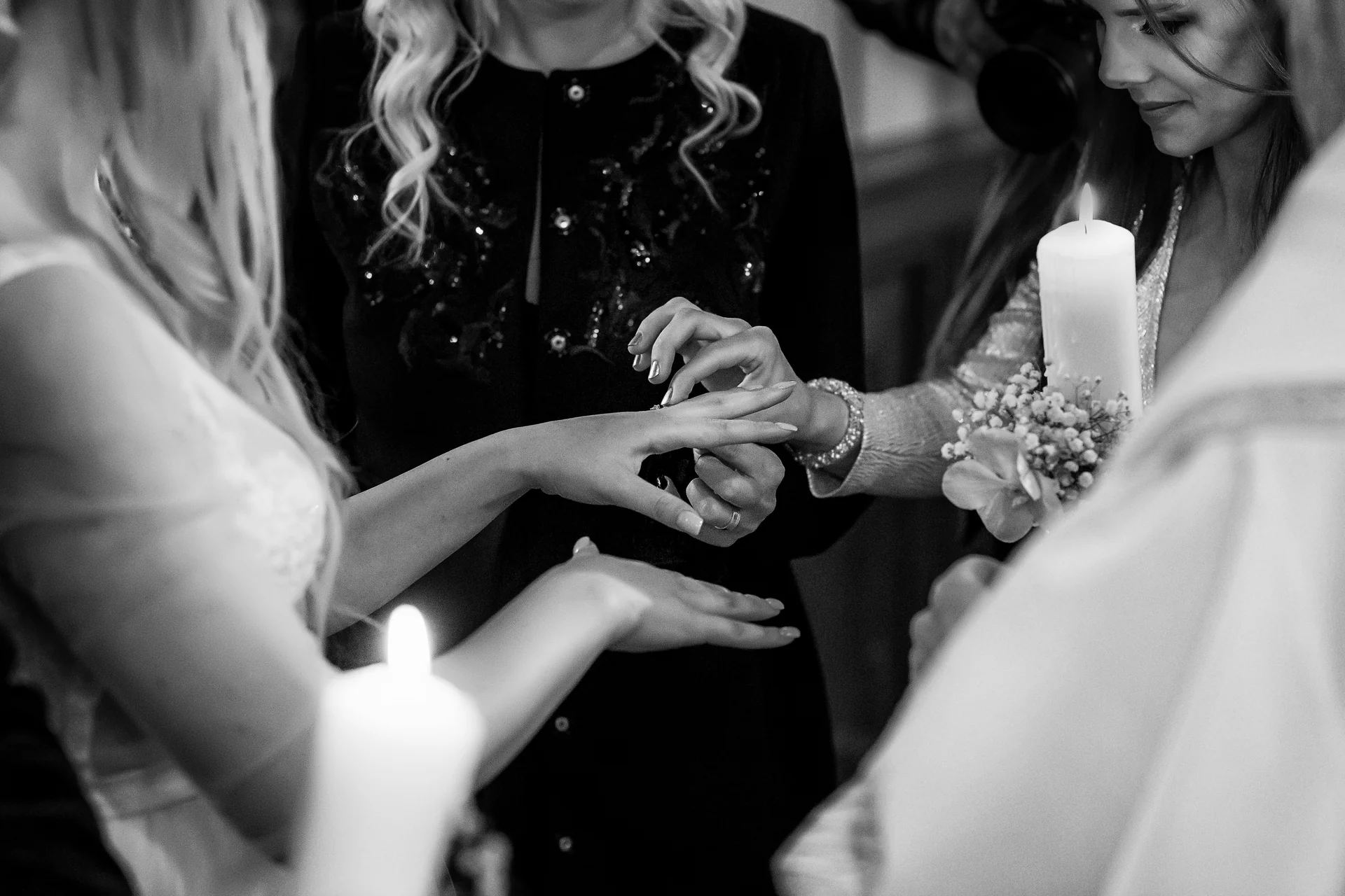 Gabriela & Vlad — nunta wonderland cluj grande vista iesire biserica invitati aplauze petale — fotograf nuntă