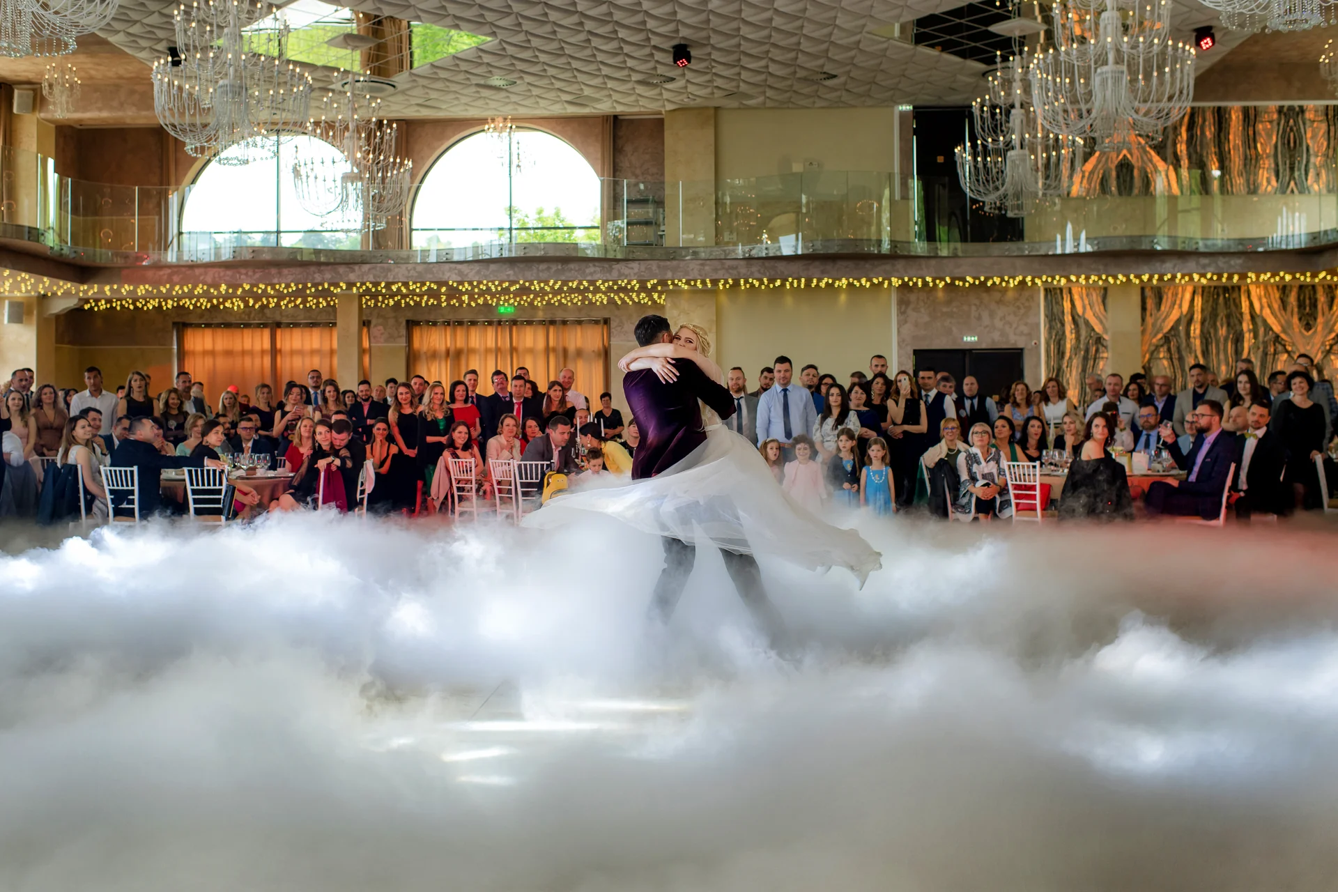 Gabriela & Vlad — nunta wonderland cluj grande vista primul dans miri sarut candelabre velvet burgundy — fotograf nuntă