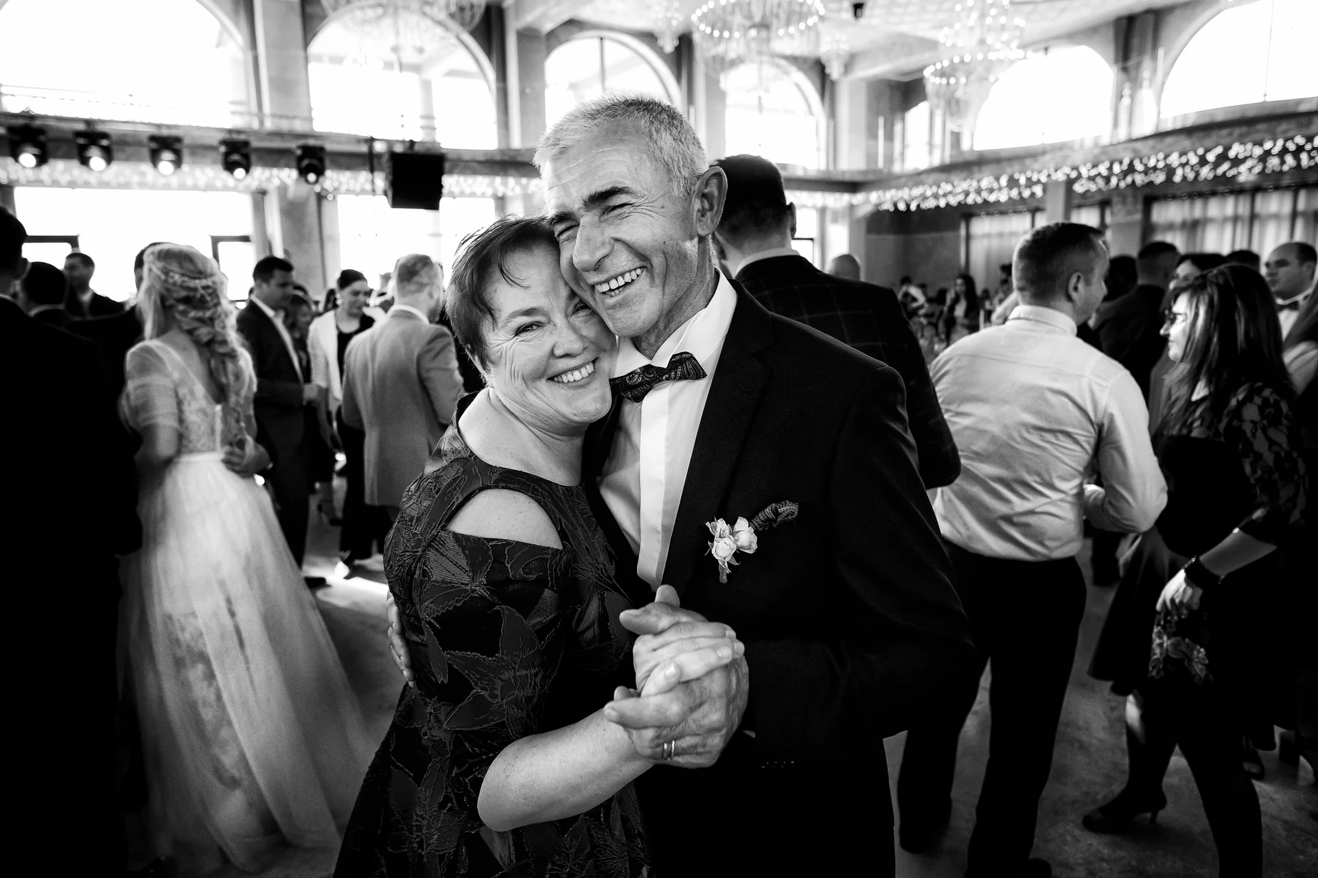 Gabriela & Vlad — nunta wonderland cluj grande vista discursuri prieteni ras imbratisare emotie — fotograf nuntă