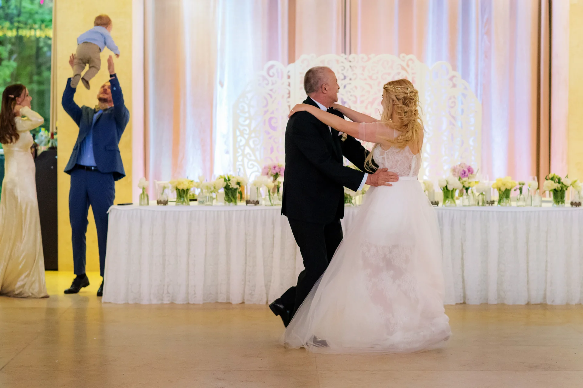 Gabriela & Vlad — nunta wonderland cluj grande vista prieteni dans imbratisare bucurie ring — fotograf nuntă