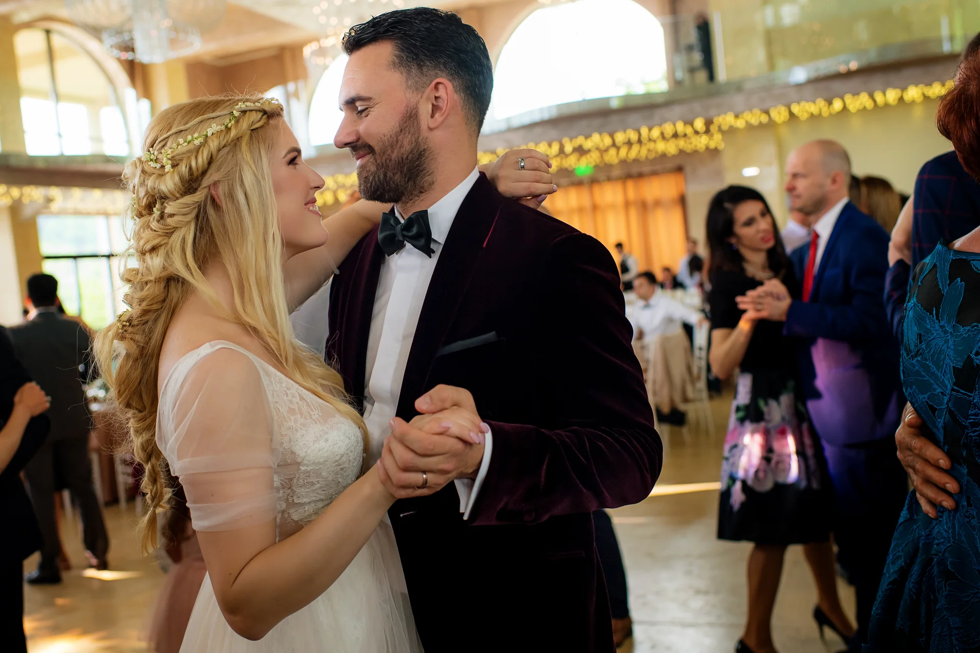 Gabriela & Vlad — nunta wonderland cluj grande vista miri imbratisare intre invitati bw intim — fotograf nuntă