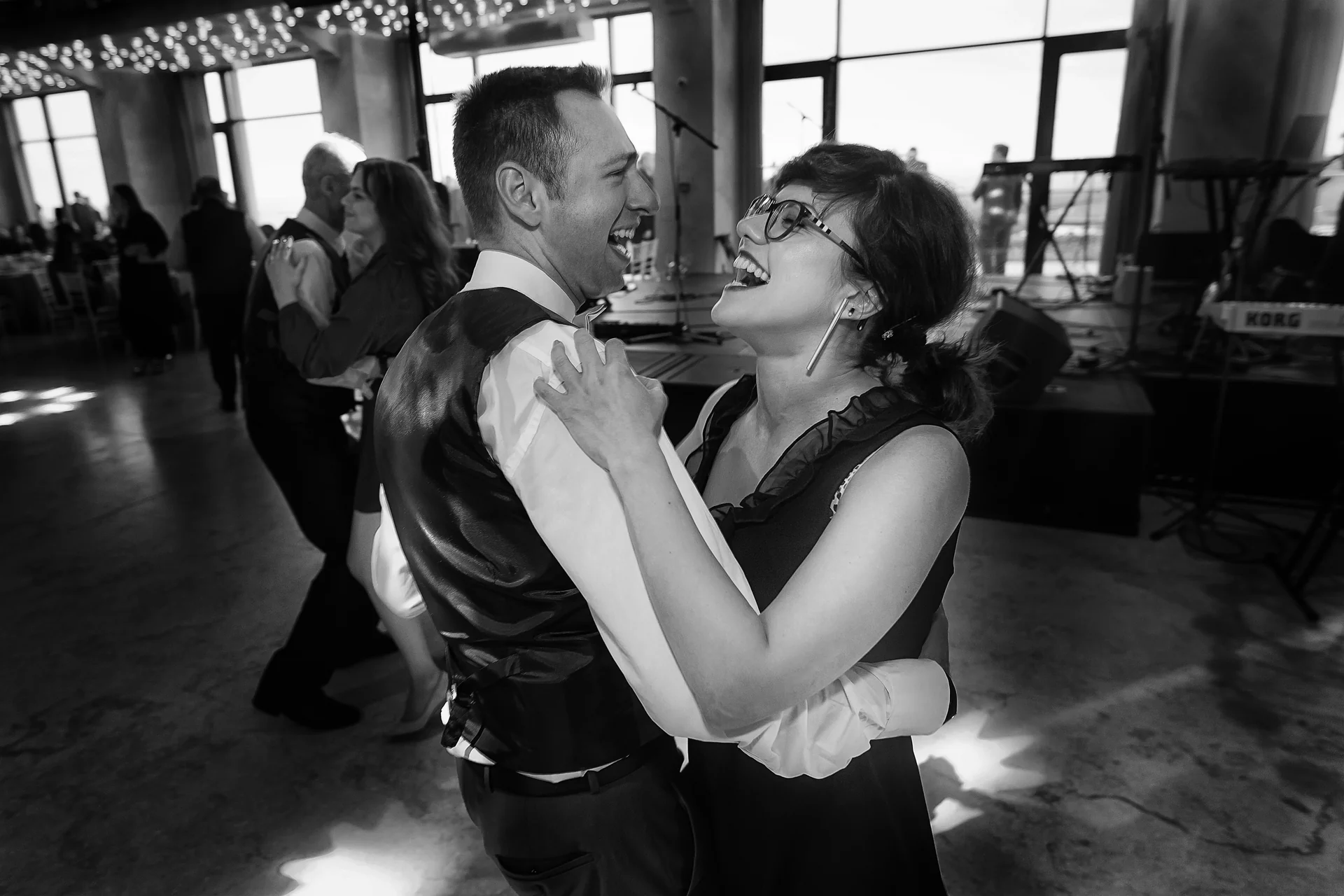 Gabriela & Vlad — nunta wonderland cluj grande vista cuplu dans lent sarut intim sala — fotograf nuntă