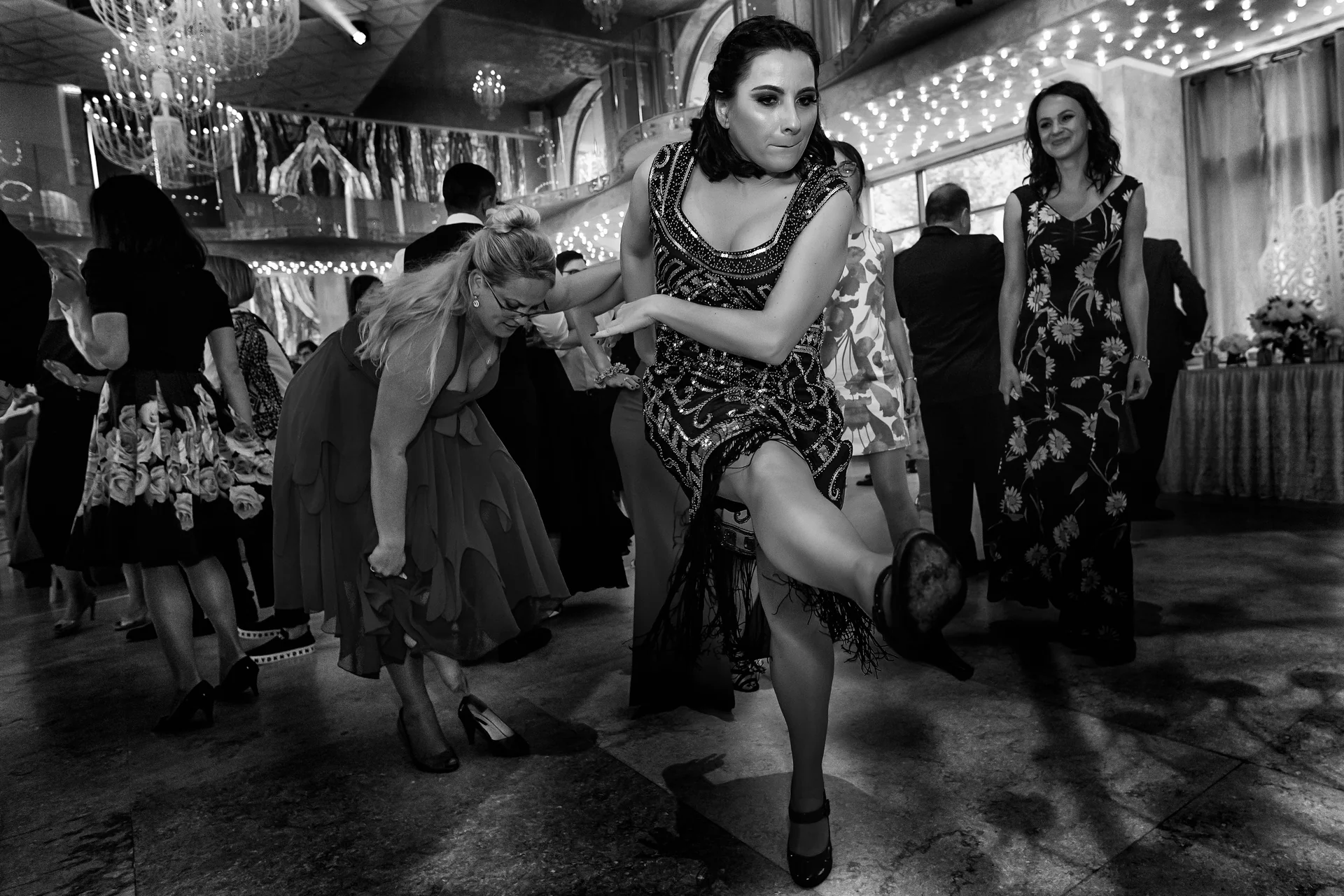 Gabriela & Vlad — nunta wonderland cluj grande vista detaliu pantofi rochie dans candid macro — fotograf nuntă