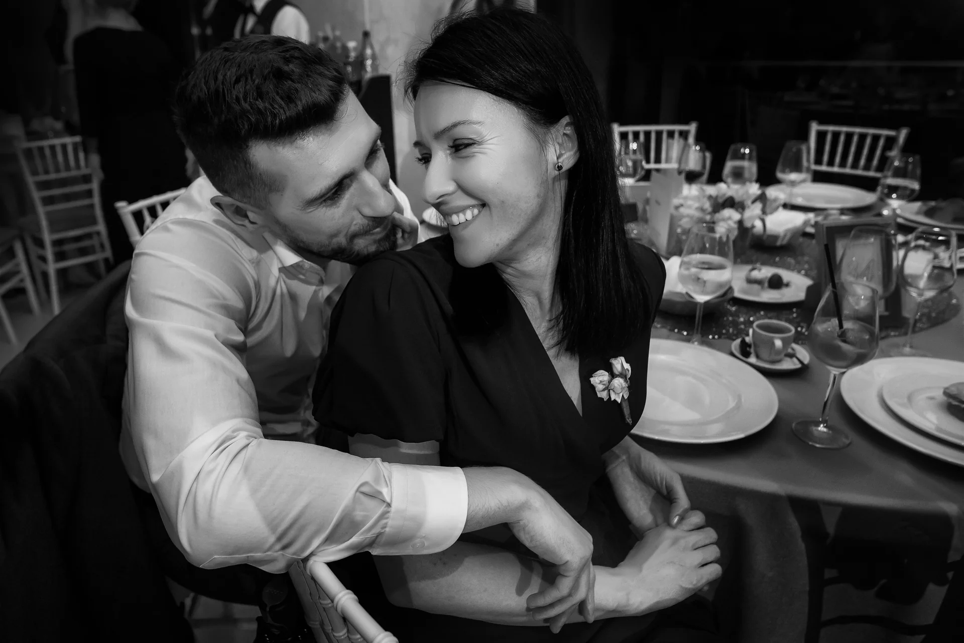 Gabriela & Vlad — nunta wonderland cluj grande vista cuplu prieteni imbratisare grup bucurie — fotograf nuntă