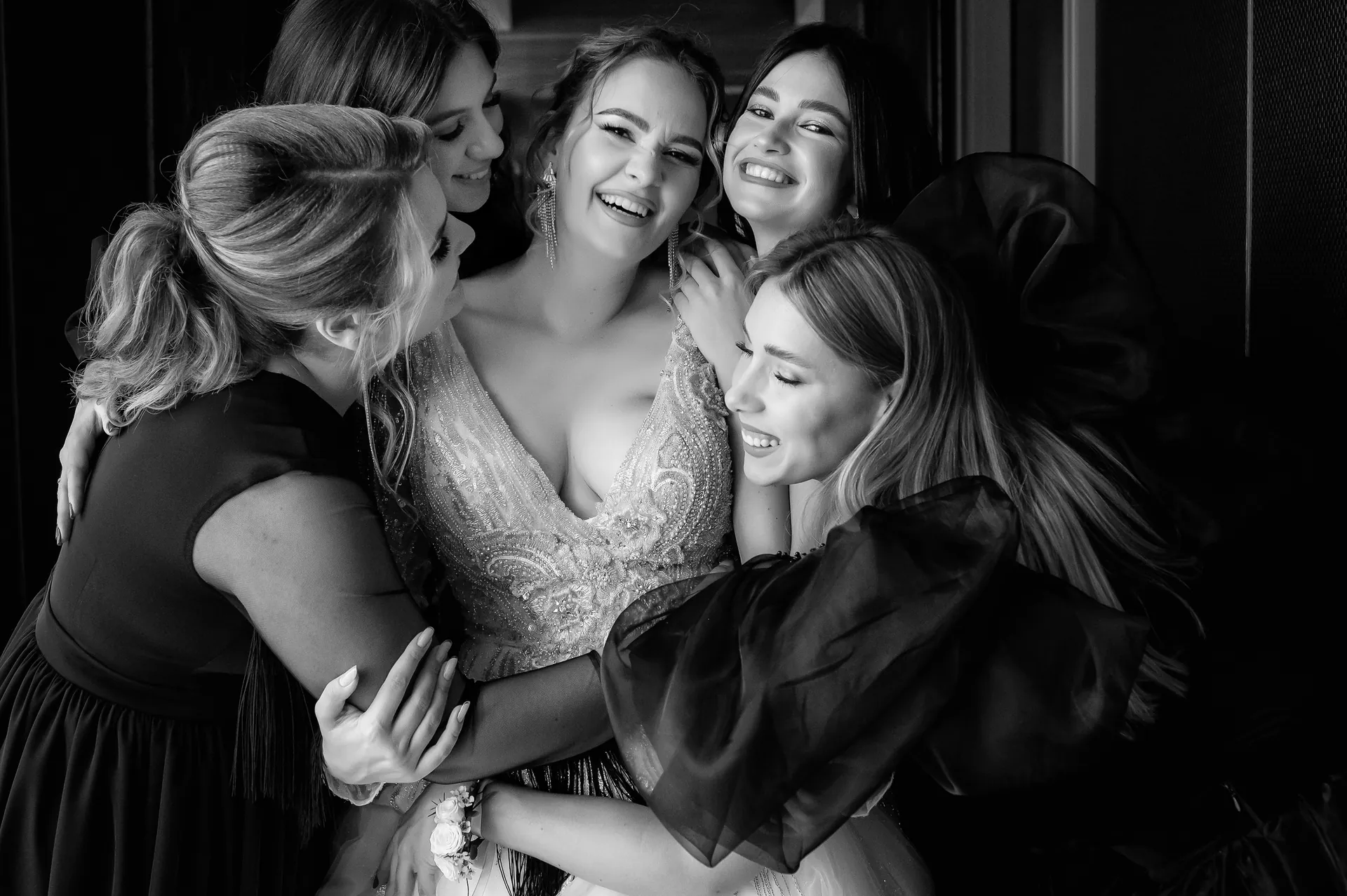 Iulia & Andrei — nunta grand hotel italia cluj mireasa domnisoare imbratisare bw — fotograf nuntă