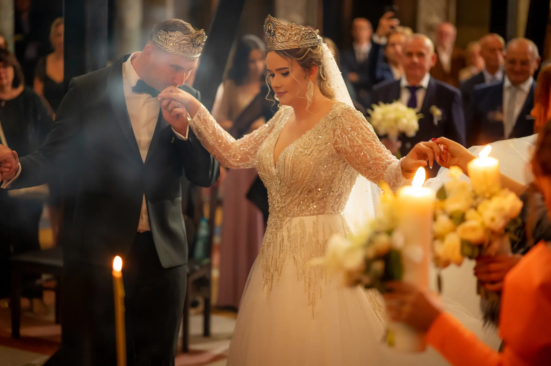 Iulia & Andrei — nunta grand hotel italia cluj mire sarut mana coroane — fotograf nuntă