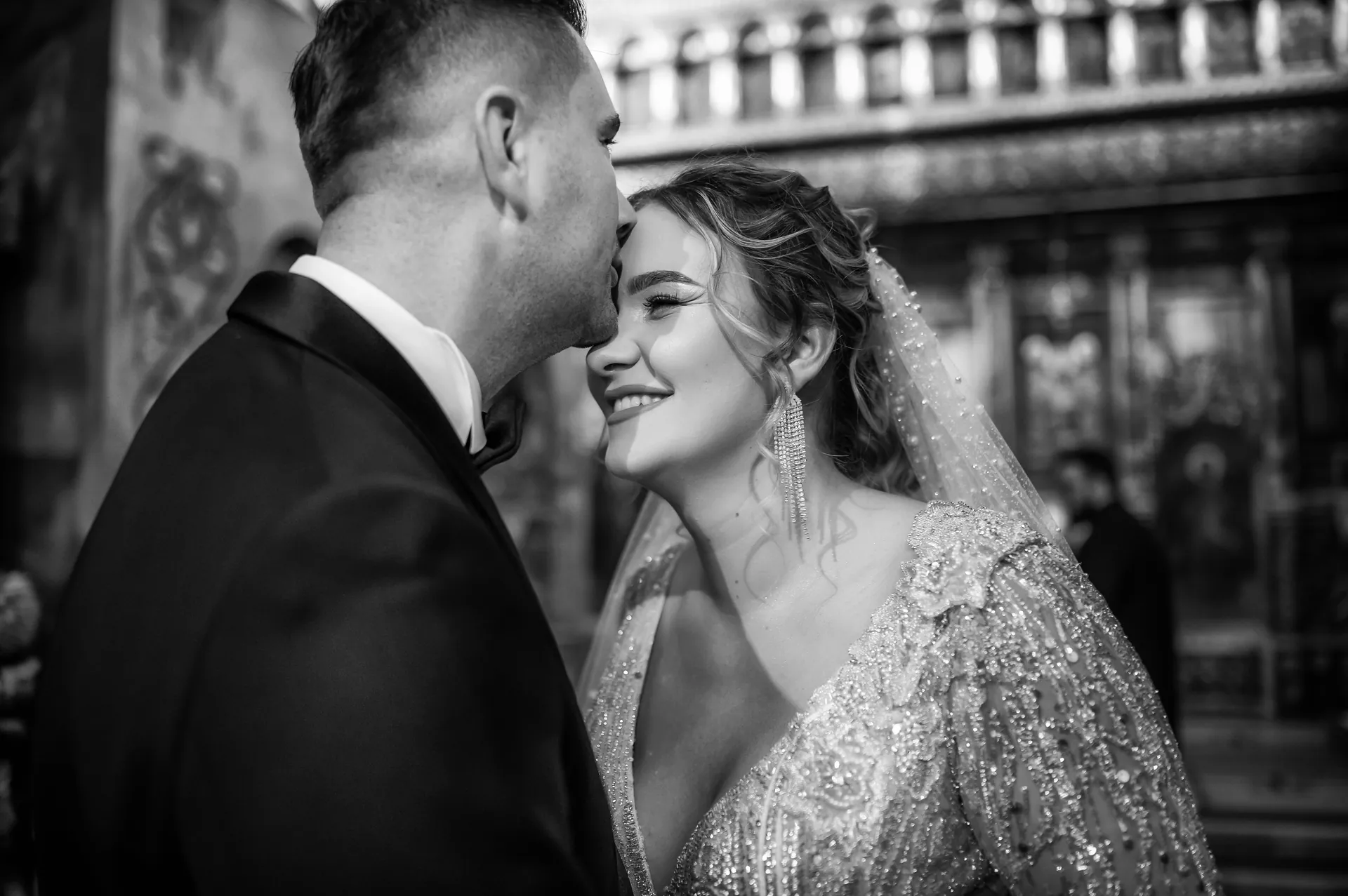 Iulia & Andrei — nunta grand hotel italia cluj miri portret intim biserica bw — fotograf nuntă