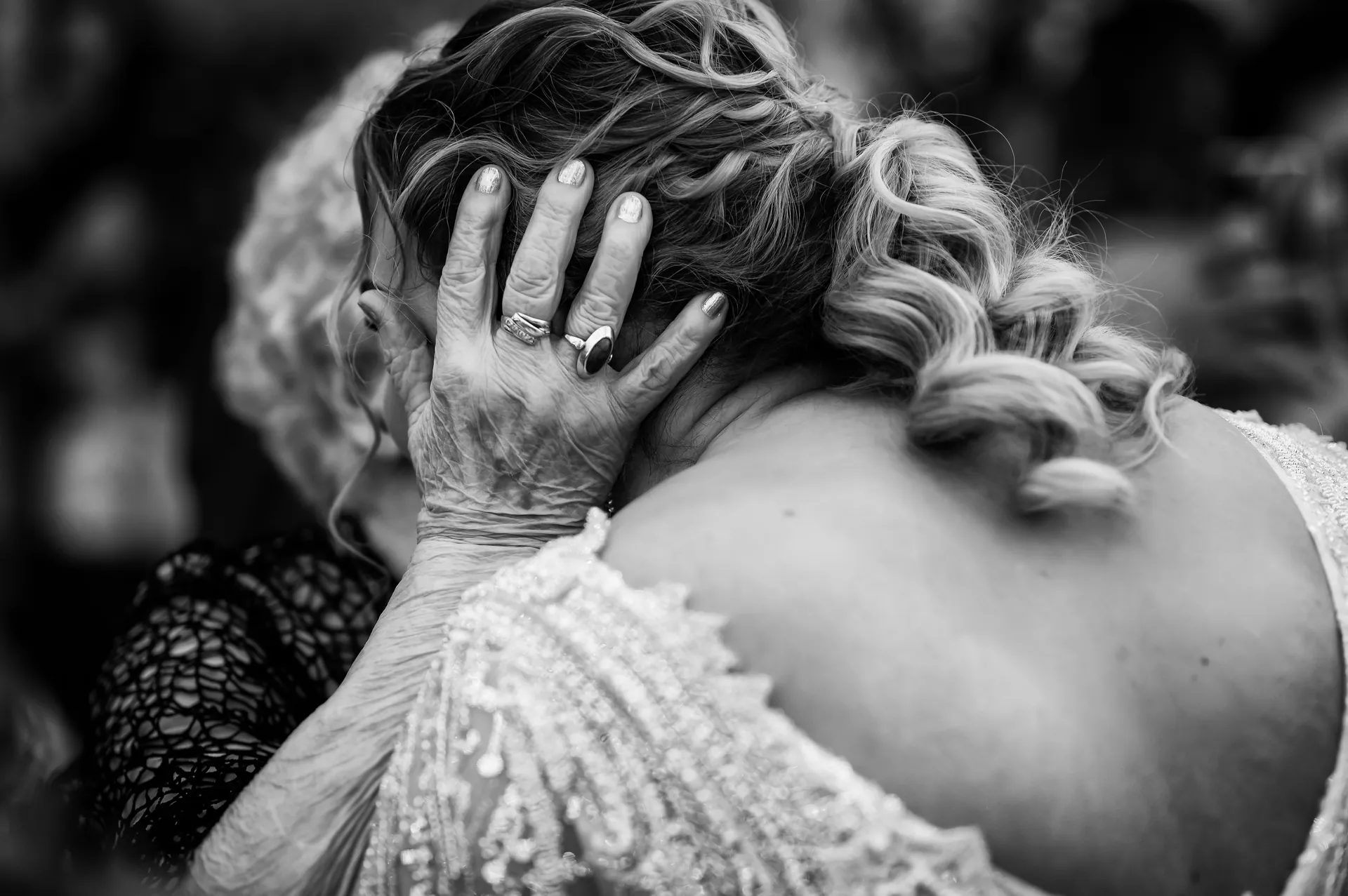 Mireasă cu mama &mdash; momentul de îmbrățișare după ce ai venit de la 8000 km