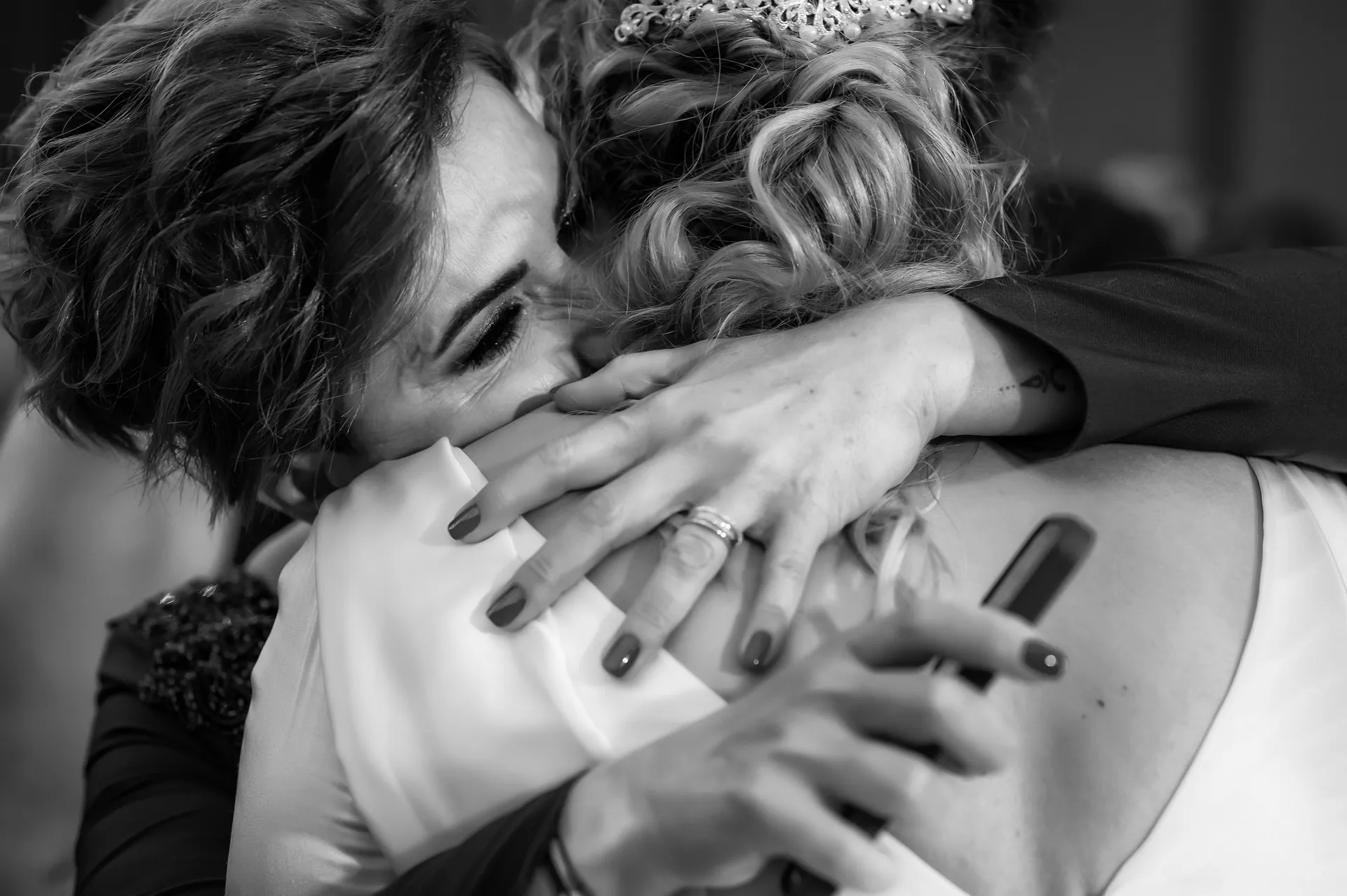 Iulia & Andrei — nunta grand hotel italia cluj mireasa prietena lacrimi bw — fotograf nuntă