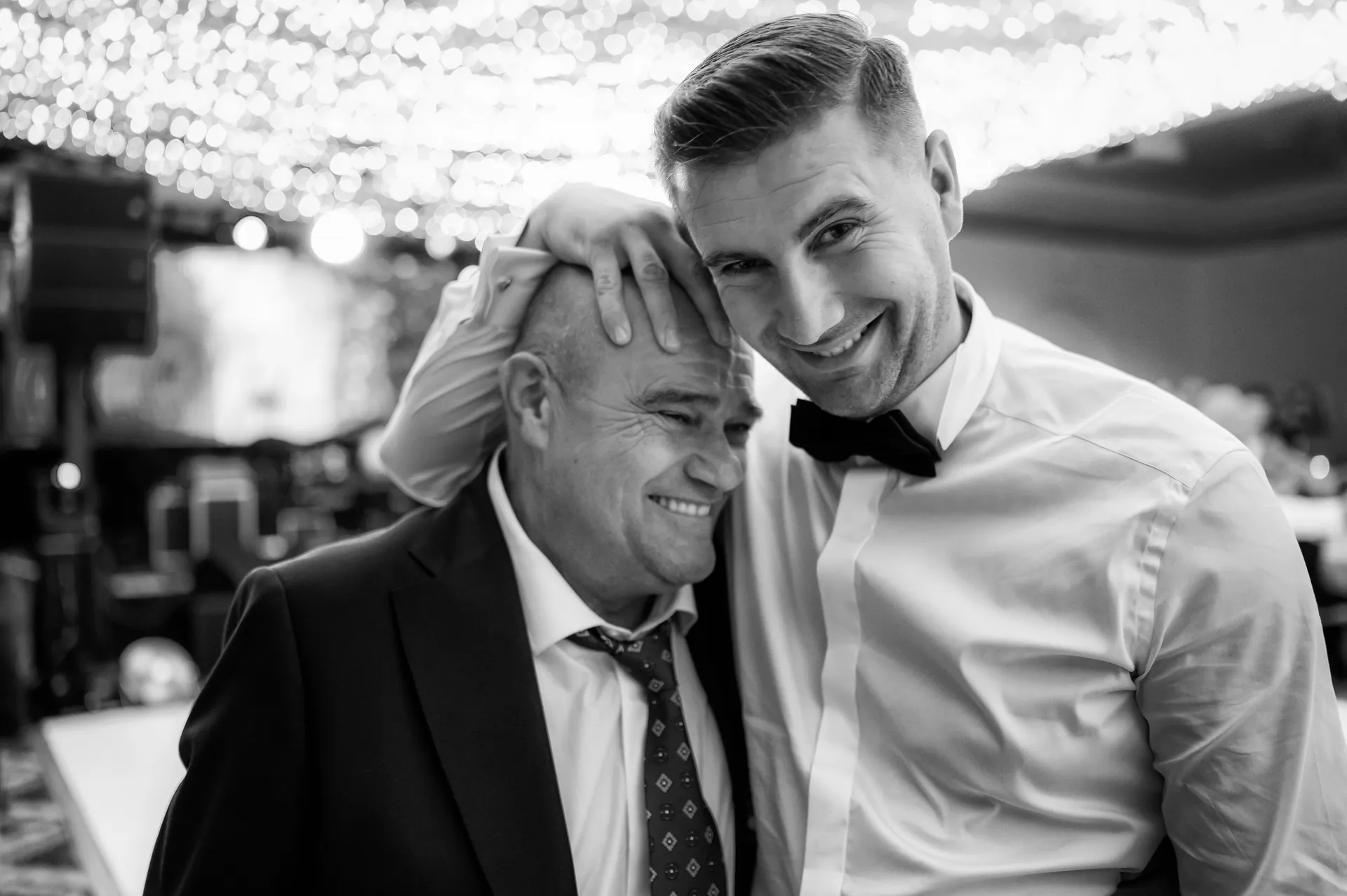 Iulia & Andrei — nunta grand hotel italia cluj mire tatal imbratisare bw — fotograf nuntă