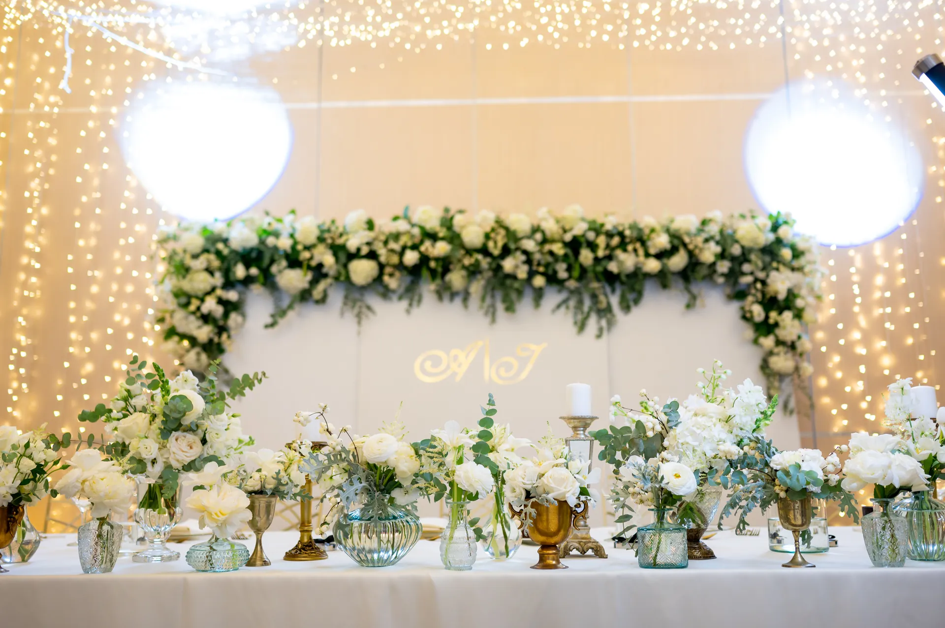 Iulia & Andrei — nunta grand hotel italia cluj masa mirilor decor fairy lights — fotograf nuntă