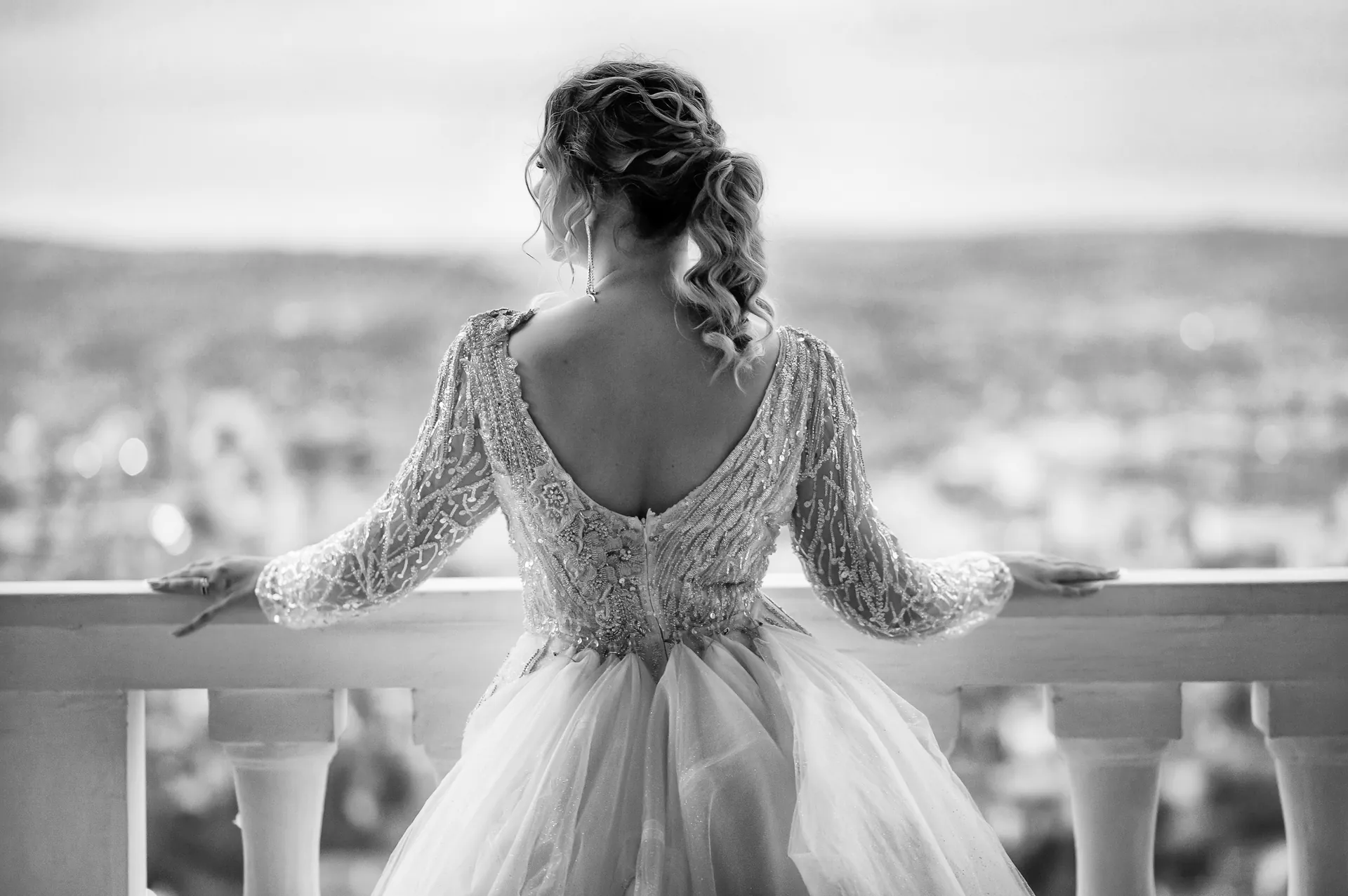 Iulia & Andrei — nunta grand hotel italia cluj mireasa balcon vedere cluj bw — fotograf nuntă