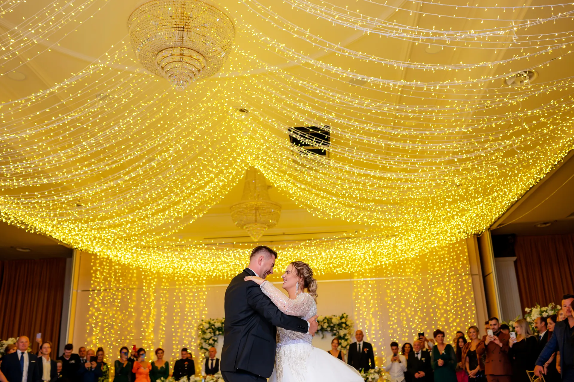 Primul dans sub candelabru cu fairy lights la Grand Hotel Italia Cluj — atmosferă premium