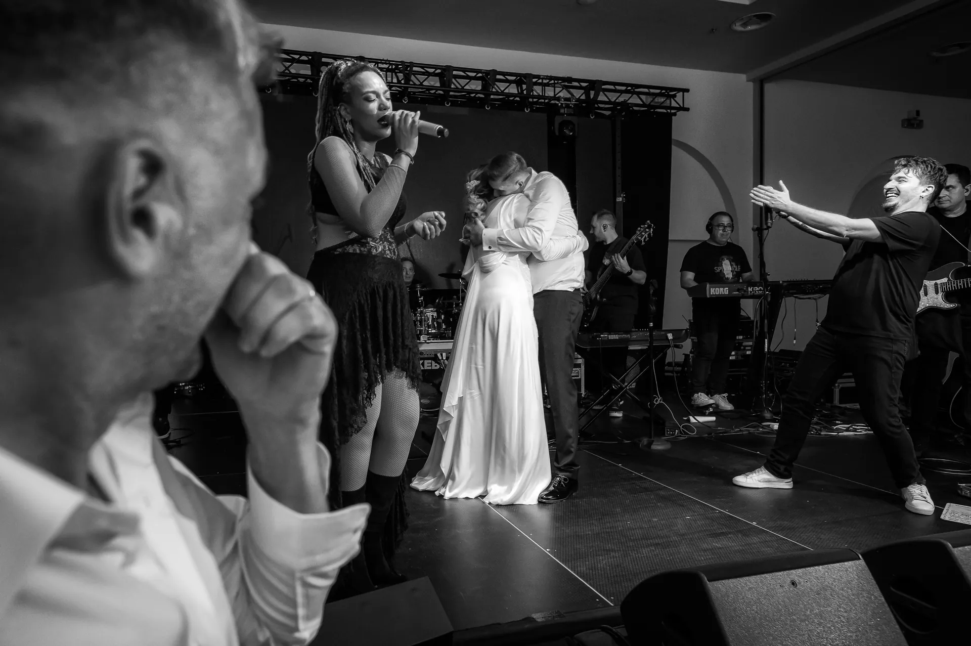 Iulia & Andrei — nunta grand hotel italia cluj cuplu scena cantareata bw — fotograf nuntă