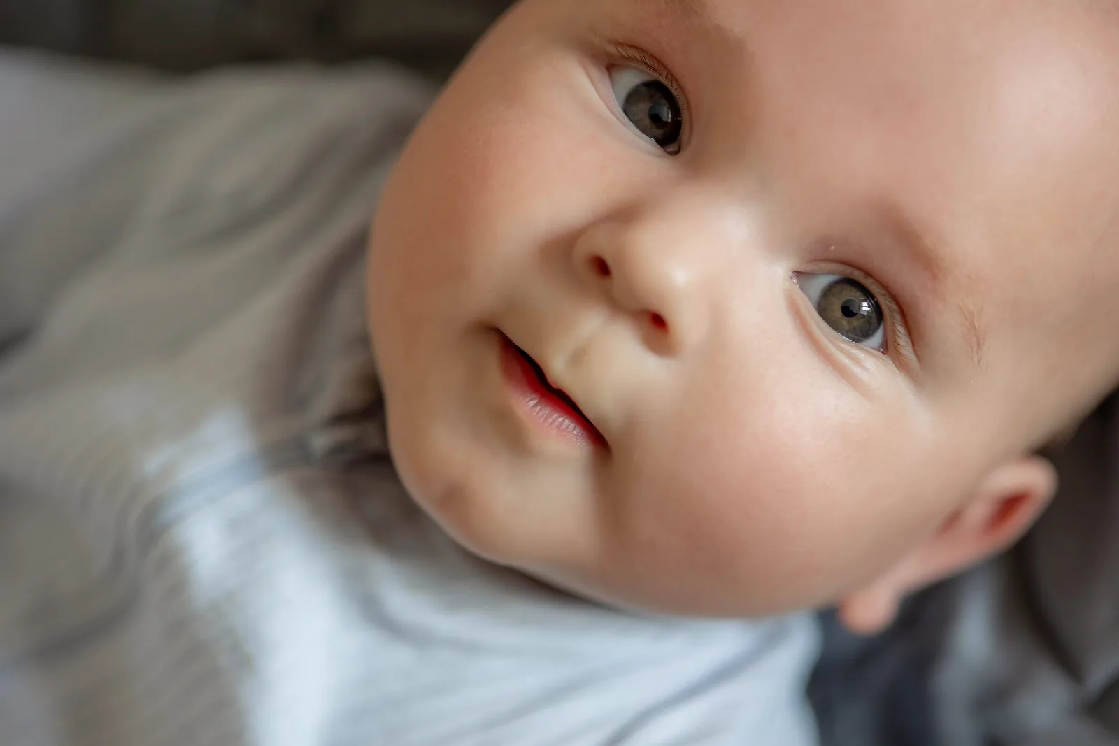 Botezul lui Ivan — botez ivan fabrica events cluj close ivan ochi mari newborn — fotograf botez