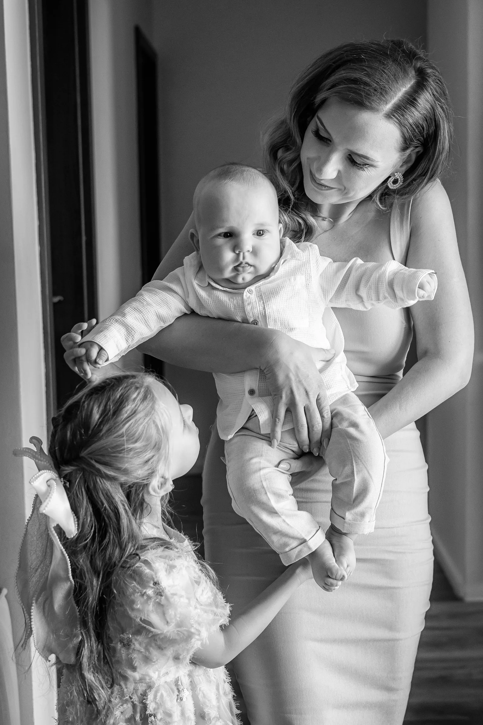 Botezul lui Ivan — botez ivan fabrica events cluj bw mama ivan sora fereastra — fotograf botez