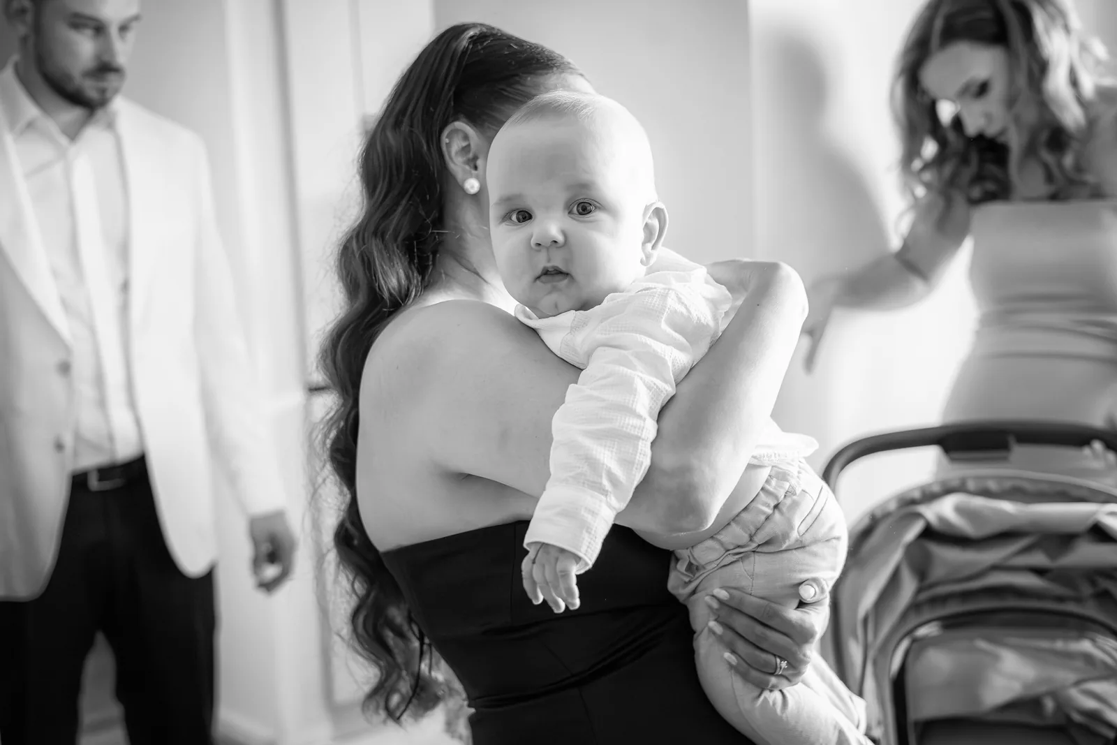 Botezul lui Ivan — botez ivan fabrica events cluj bw mama spate ivan peste umar — fotograf botez