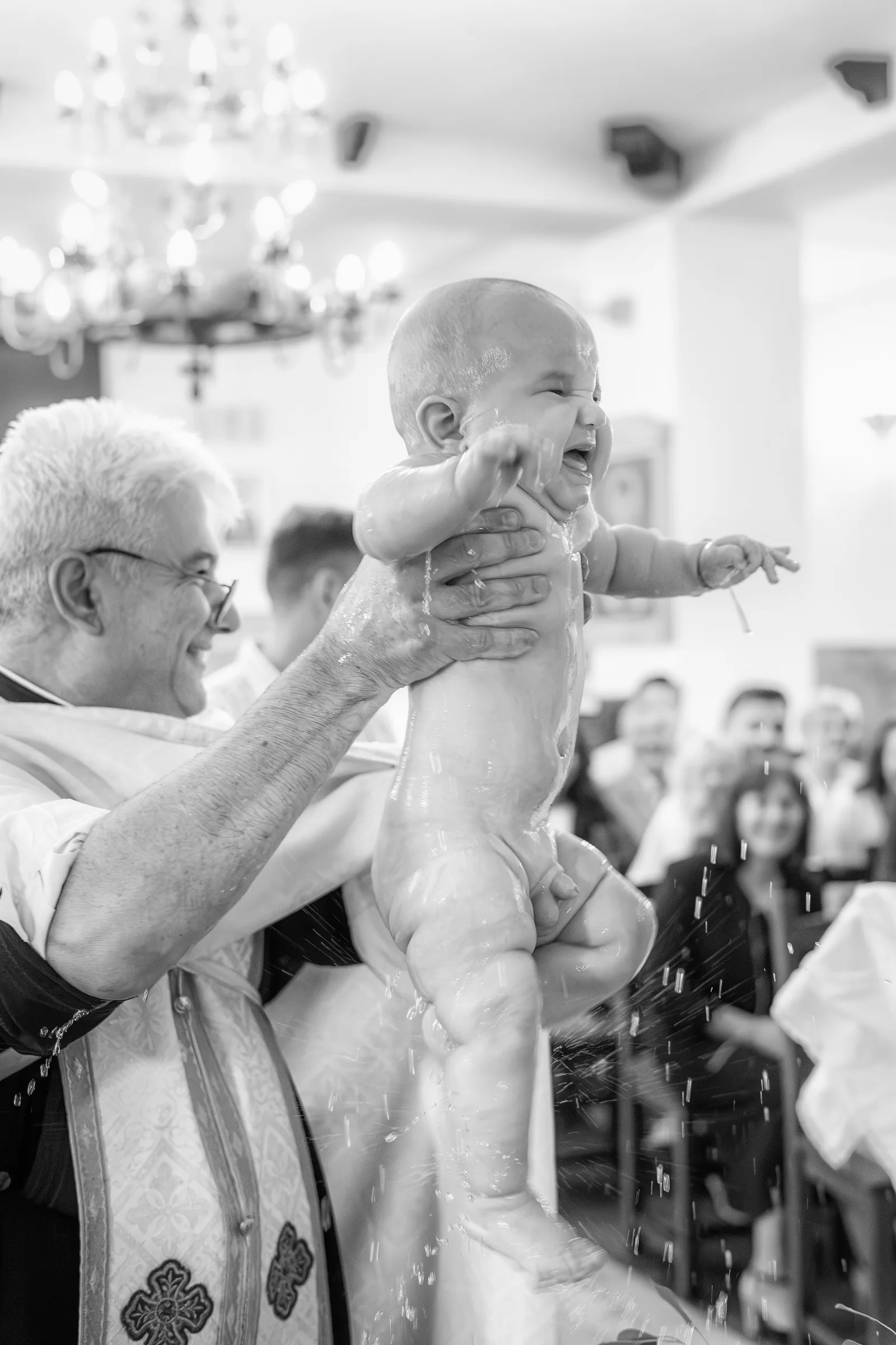 Botezul lui Ivan — botez ivan fabrica events cluj cristelnita ivan picurand preot rasete bw — fotograf botez