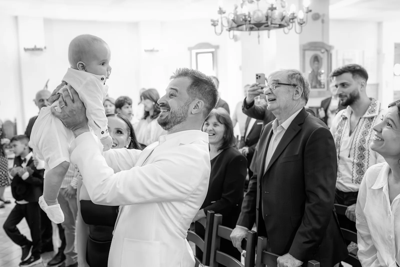 Botezul lui Ivan — botez ivan fabrica events cluj bw tata ridica ivan matusa telefon — fotograf botez