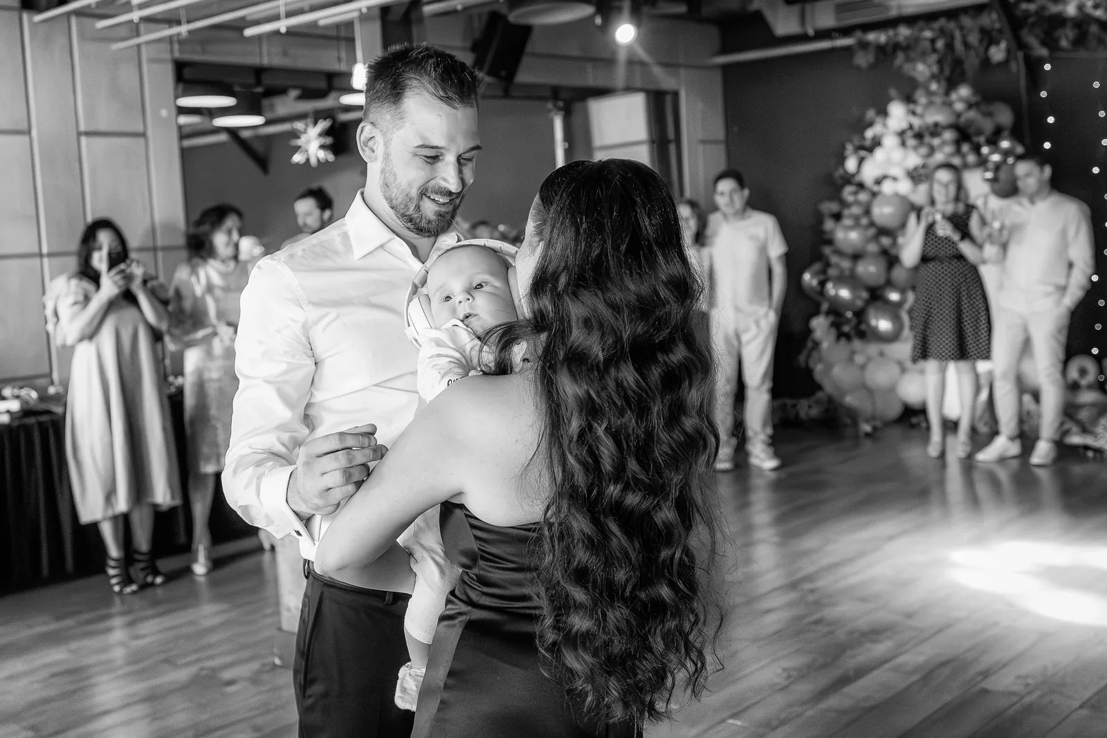 Botezul lui Ivan — botez ivan fabrica events cluj bw dans parinti ivan brate — fotograf botez