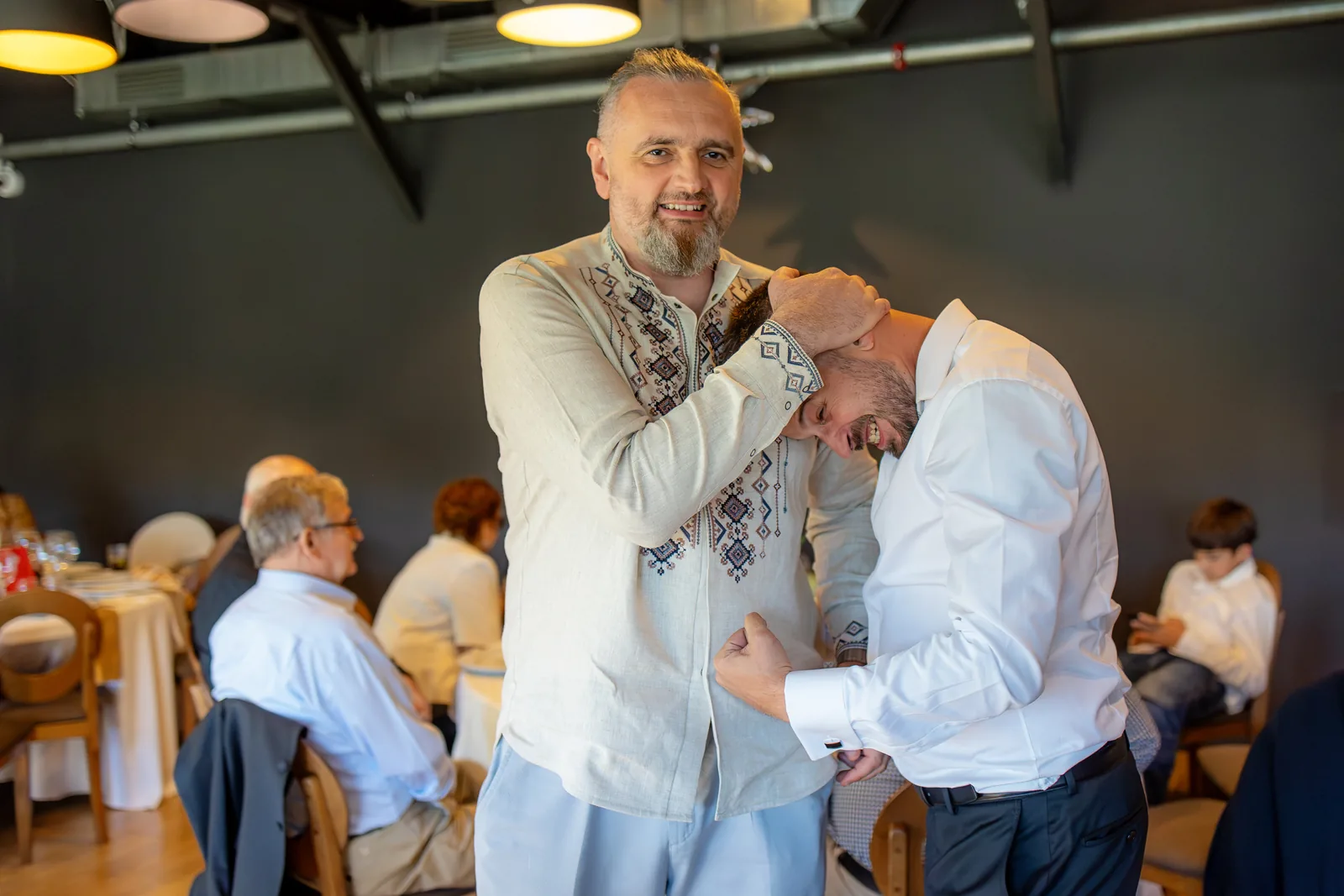 Botezul lui Ivan — botez ivan fabrica events cluj bw bunic ie pe umarul tatalui umor — fotograf botez