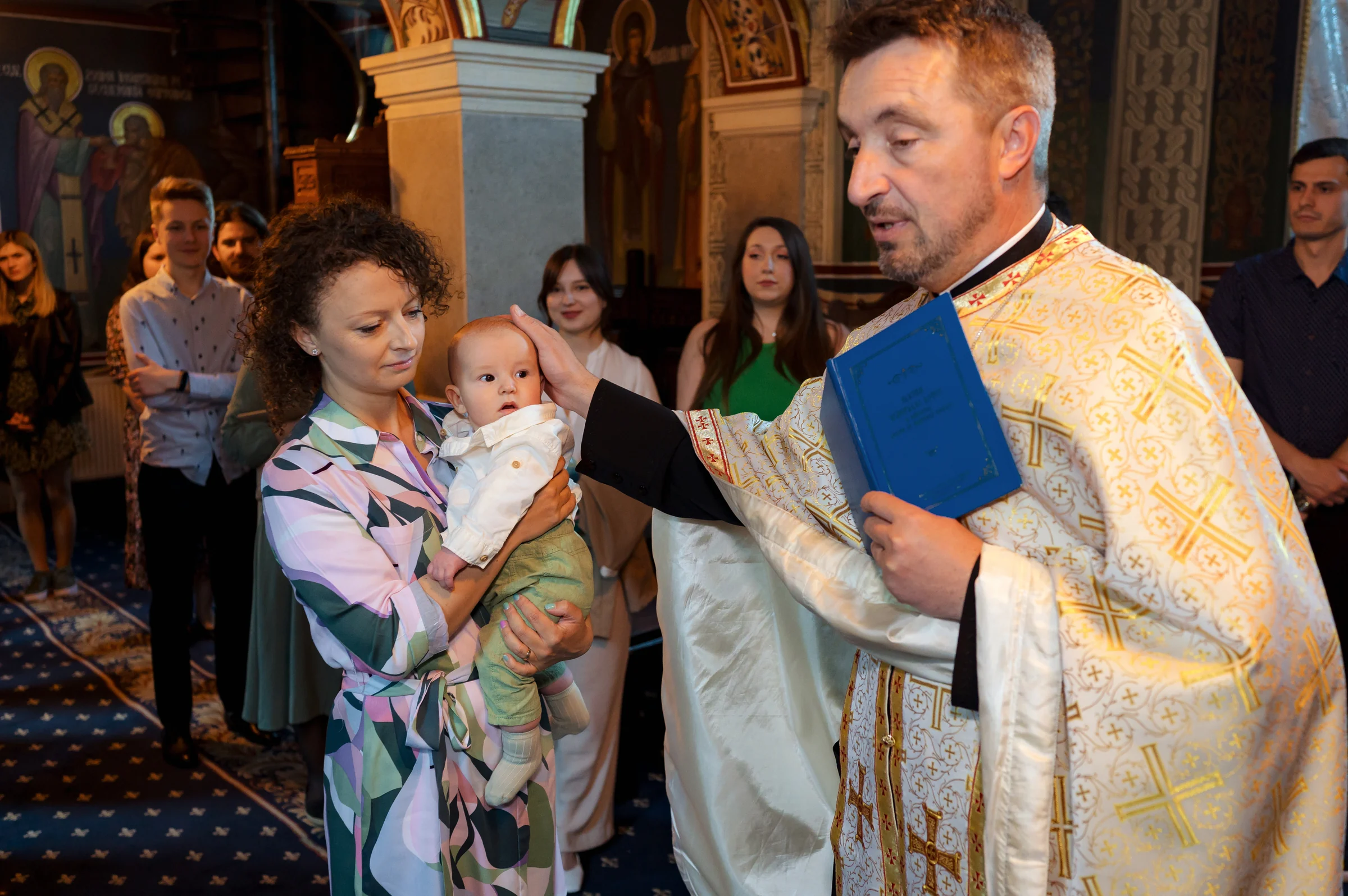 Botezul lui Leo — botez leo mosu cluj mama leo preot binecuvinteaza carte — fotograf botez