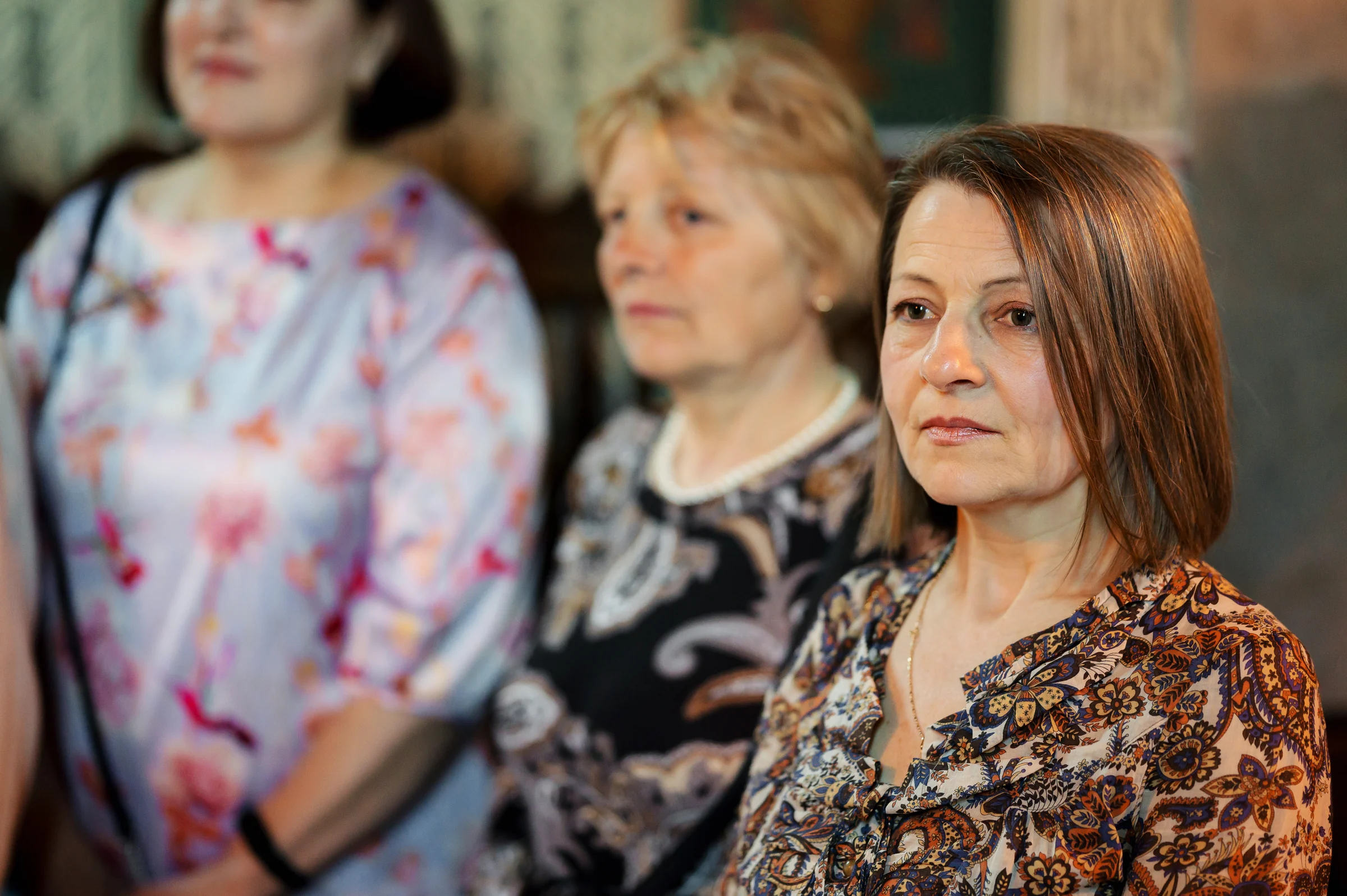 Botezul lui Leo — botez leo mosu cluj trei femei atente slujba biserica candid — fotograf botez