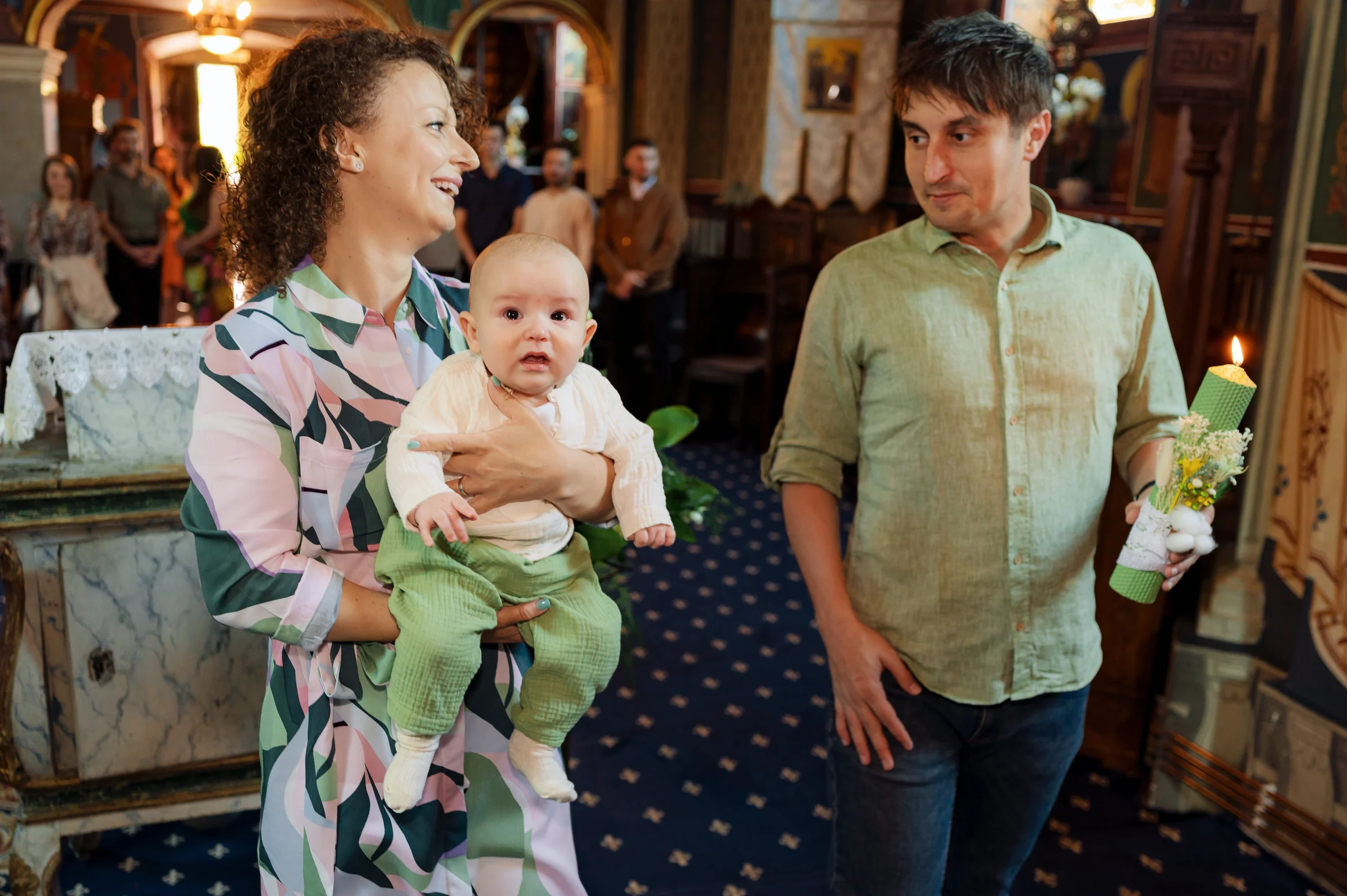 Botezul lui Leo — botez leo mosu cluj mama leo tata lumanare biserica candid — fotograf botez