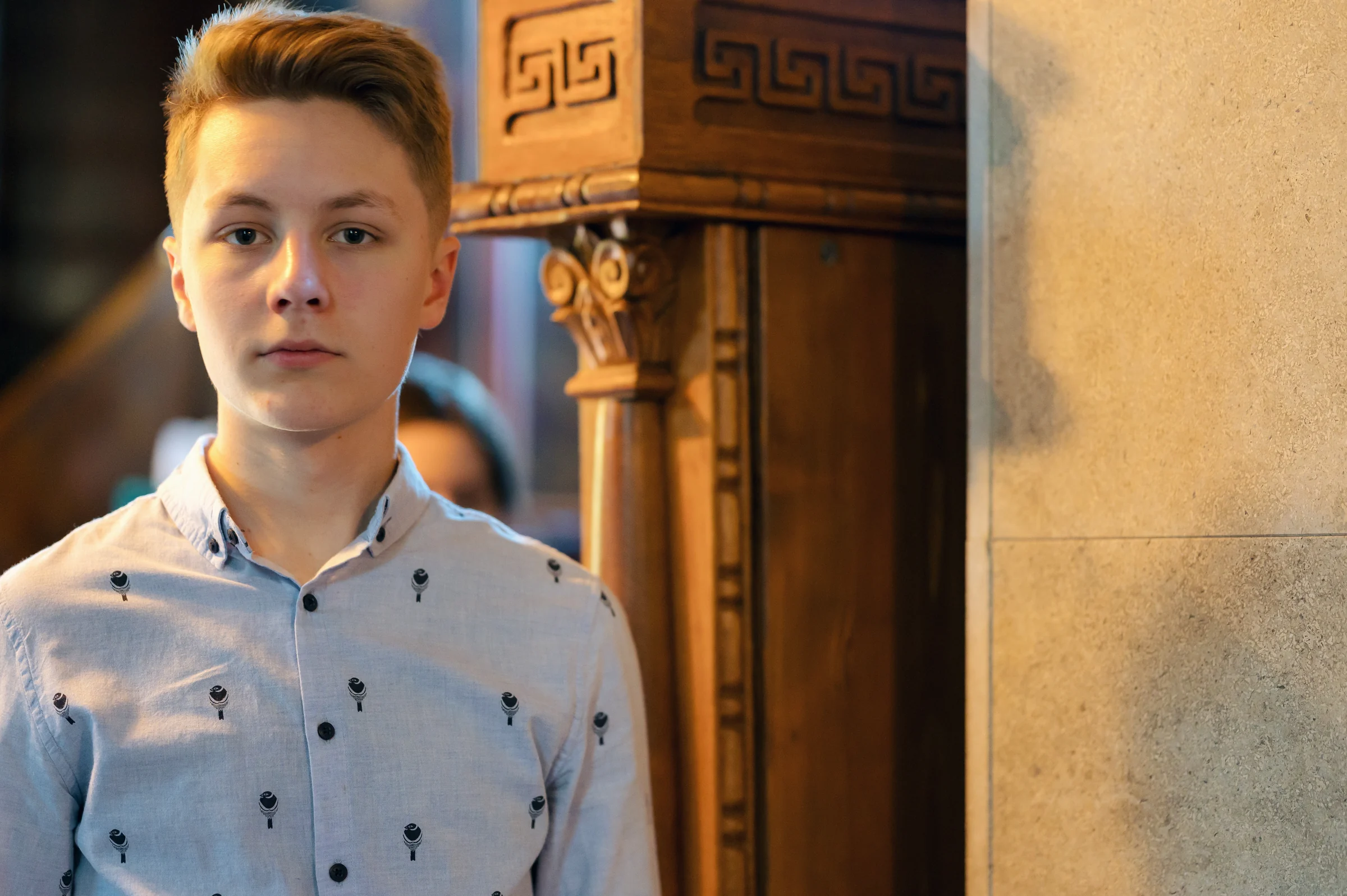 Botezul lui Leo — botez leo mosu cluj adolescent camasa biserica pillar portret — fotograf botez