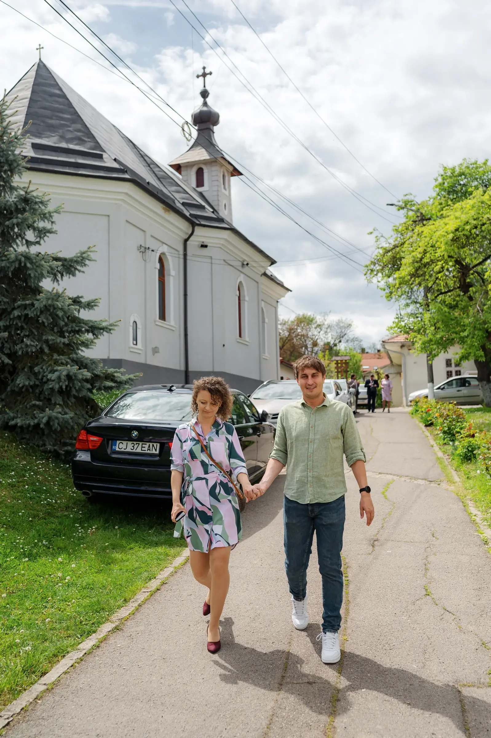 Botezul lui Leo — botez leo mosu cluj parinti merg fata biserica sf treime — fotograf botez