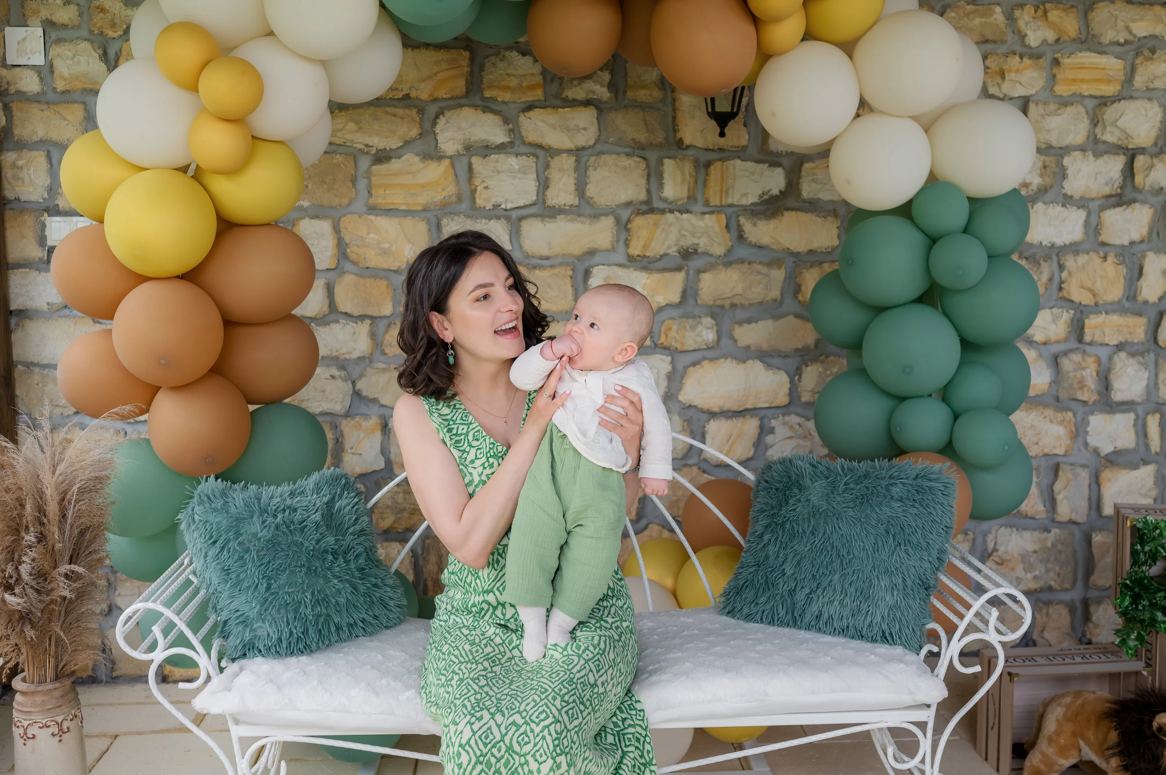 Botezul lui Leo — botez leo mosu cluj mama leo banchet arc baloane galben verde mosu — fotograf botez