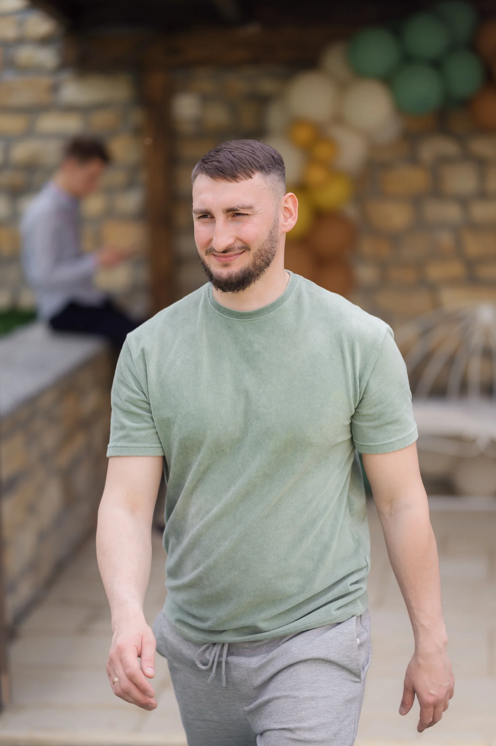 Botezul lui Leo — botez leo mosu cluj tata portret mosu balcon piatra rasete candid — fotograf botez