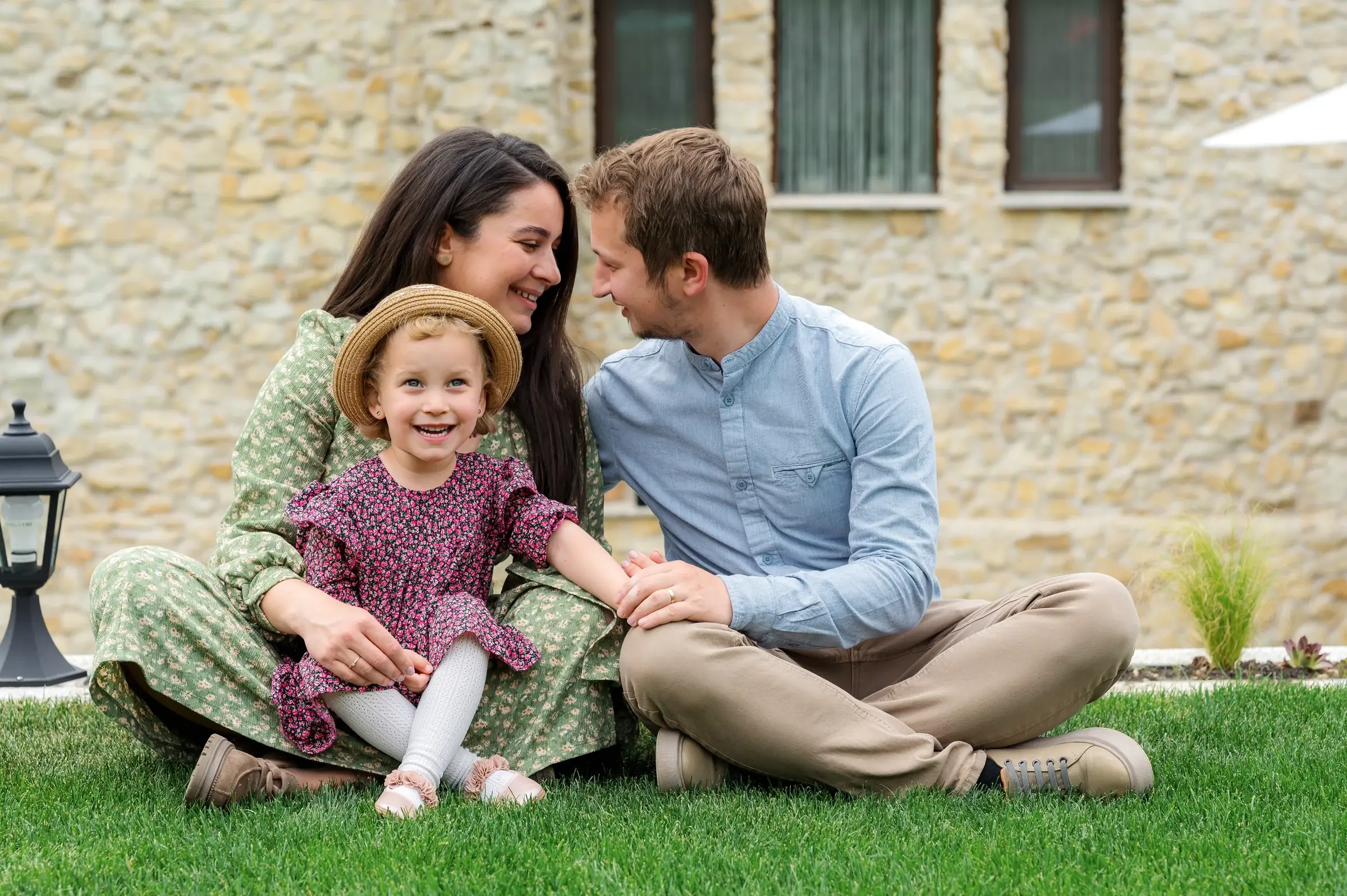 Botezul lui Leo — botez leo mosu cluj familie fetita palarie iarba mosu bucurie — fotograf botez