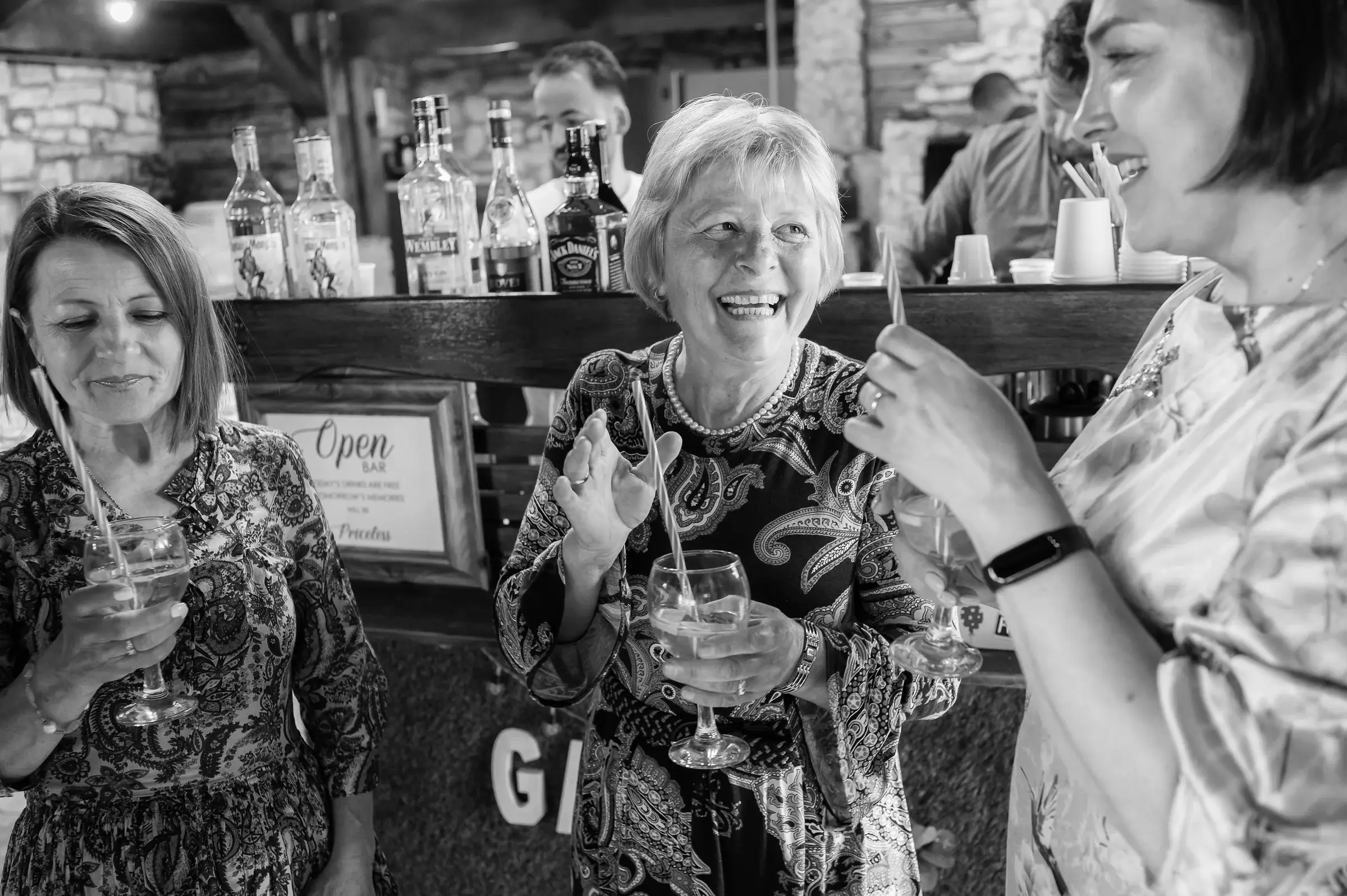 Botezul lui Leo — botez leo mosu cluj bw trei femei bar rasete pure emotie mosu — fotograf botez