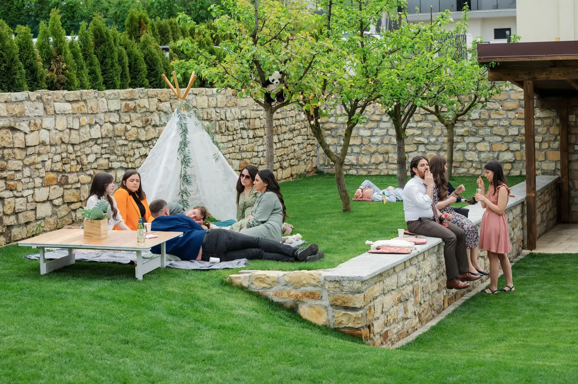 Botezul lui Leo — botez leo mosu cluj wide iarba teepee invitati relaxati mosu — fotograf botez
