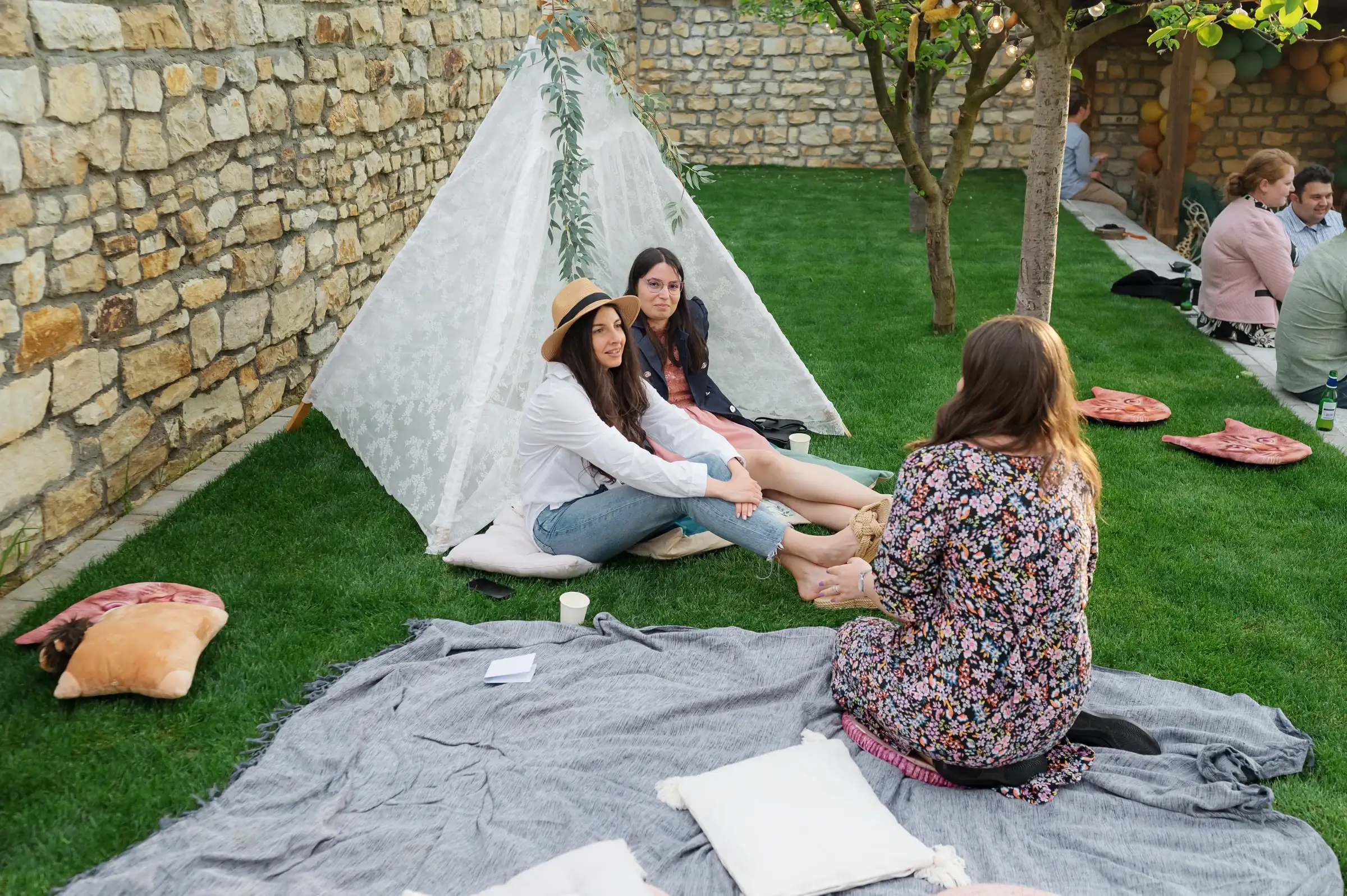 Botezul lui Leo — botez leo mosu cluj trei prietene relax iarba paturi teepee final — fotograf botez