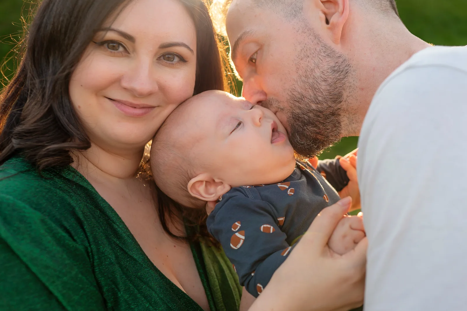 Botezul lui Liam — botez upplace cluj parinti saruta liam golden hour — fotograf botez