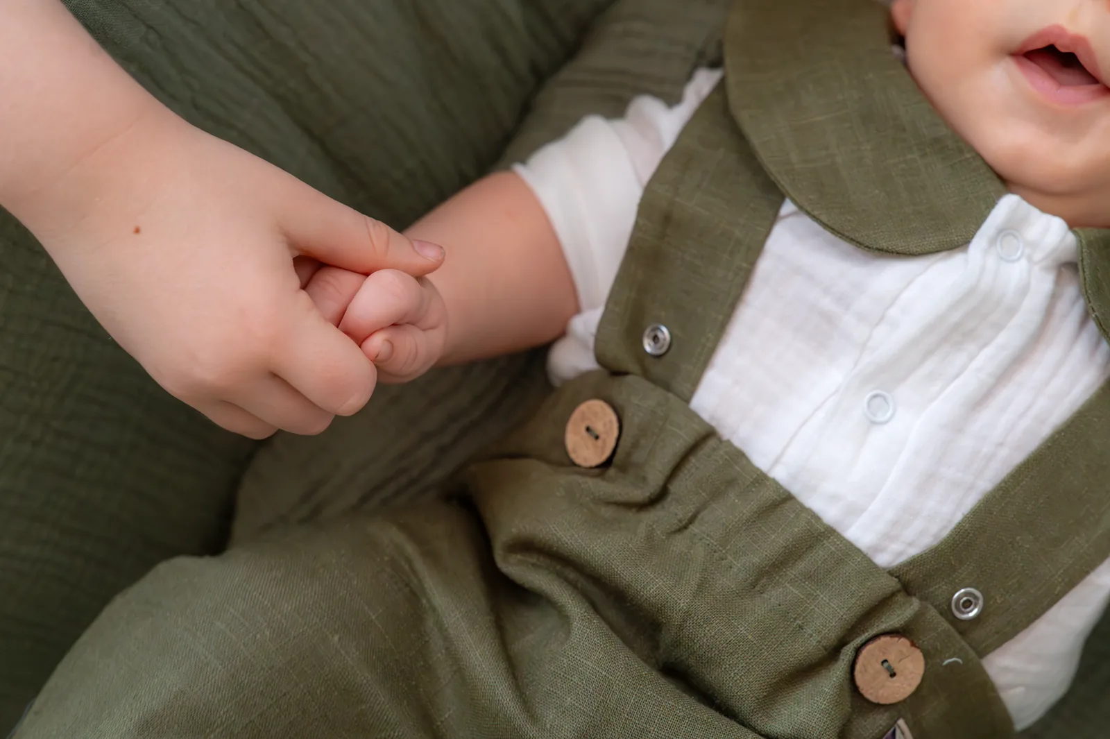 Botezul lui Liam — botez upplace cluj macro maini frati bumbi lemn — fotograf botez