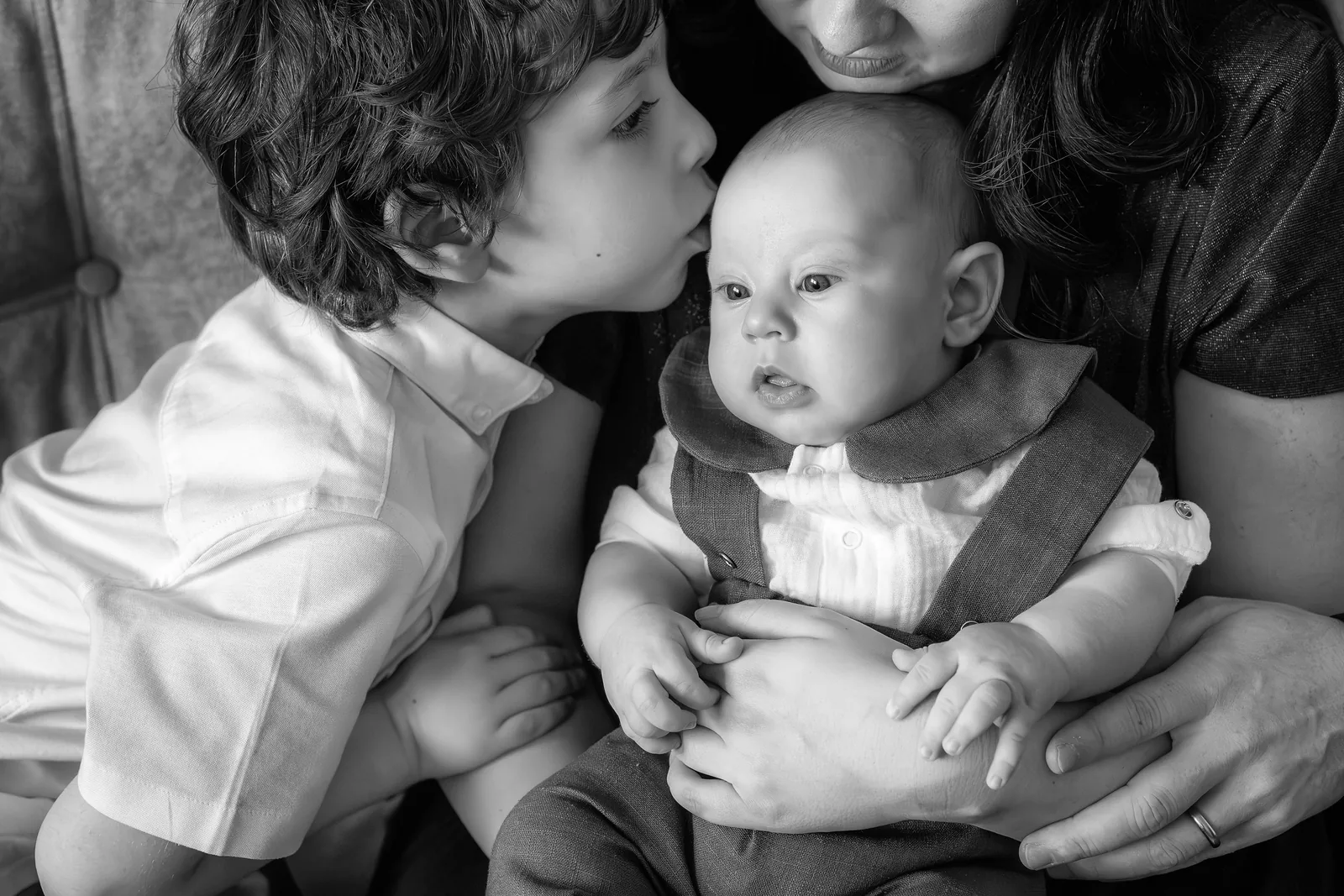 Botezul lui Liam — botez upplace cluj bw frate saruta liam tandretee — fotograf botez