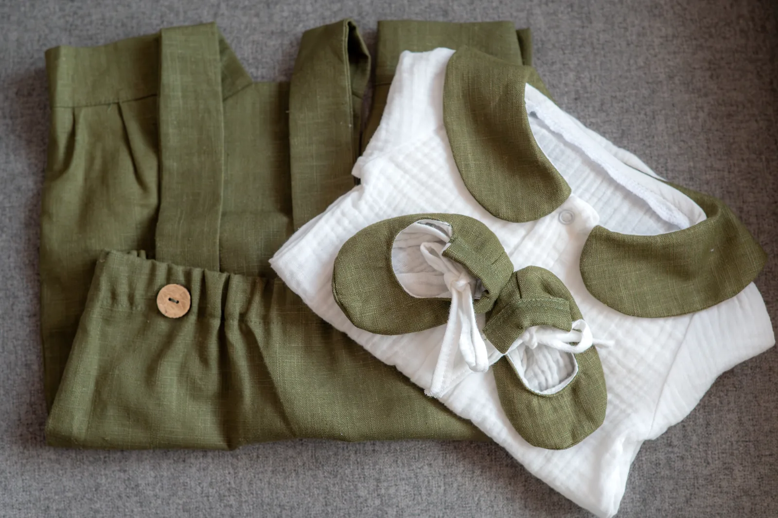 Botezul lui Liam — botez upplace cluj flat lay tinuta bebelus verde olive — fotograf botez